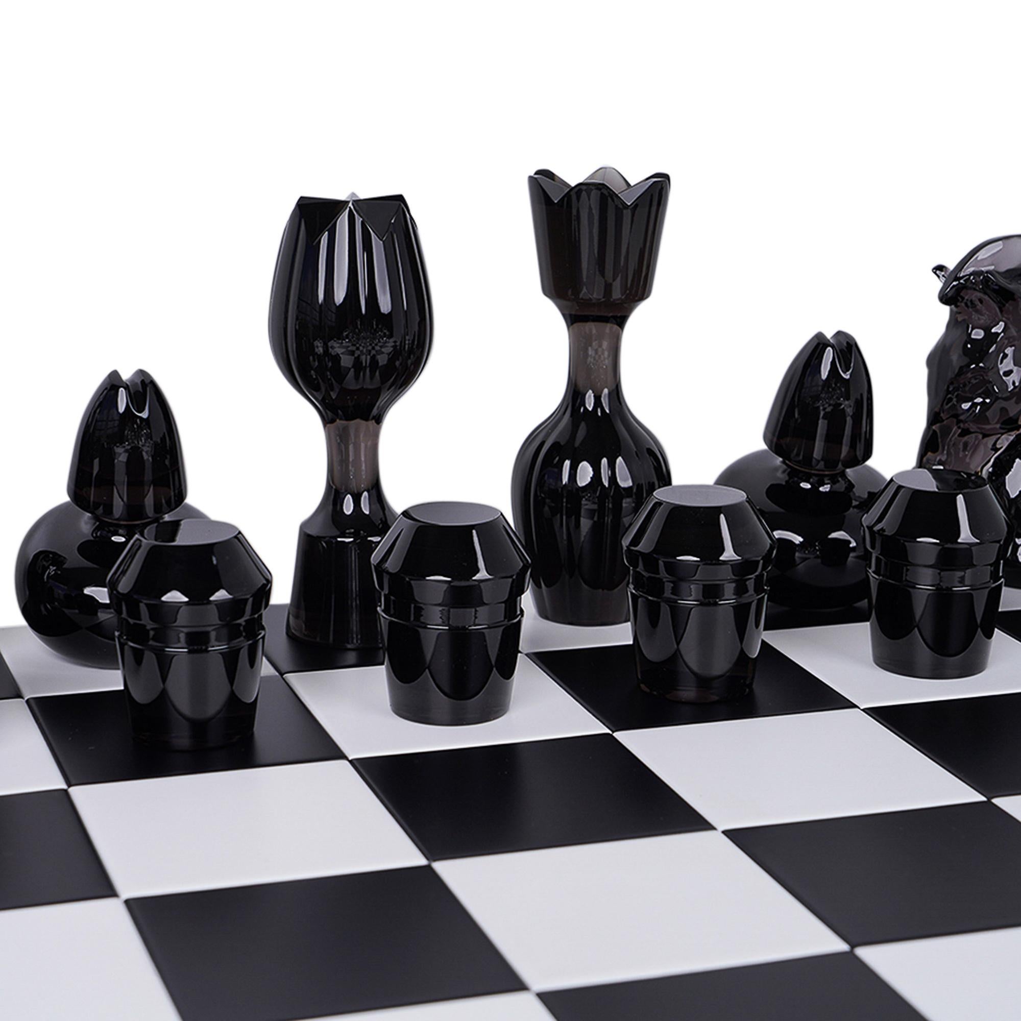 Saint-Louis Chess Game Jeu Flannel-Grey / Klarkristall und Holz Neu mit Box im Zustand „Neu“ im Angebot in Miami, FL