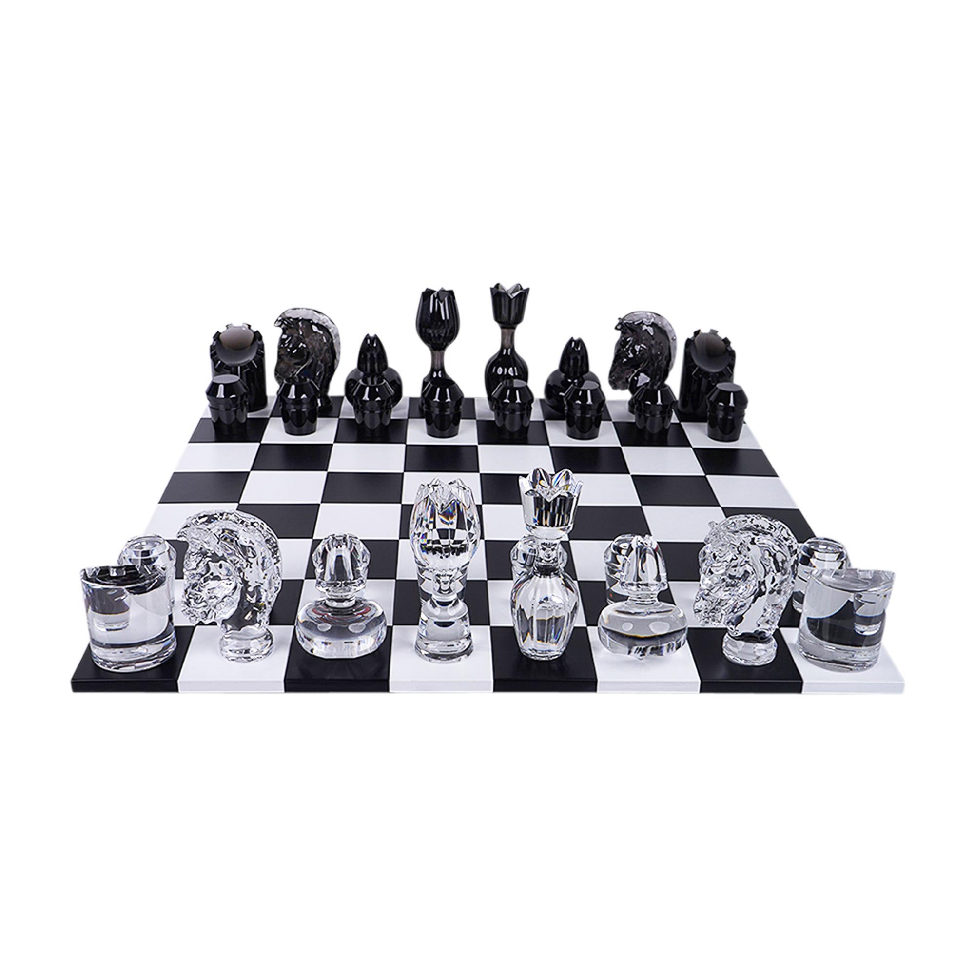 Saint-Louis Chess Game Jeu Flannel-Grey / Klarkristall und Holz Neu mit Box für Damen oder Herren im Angebot