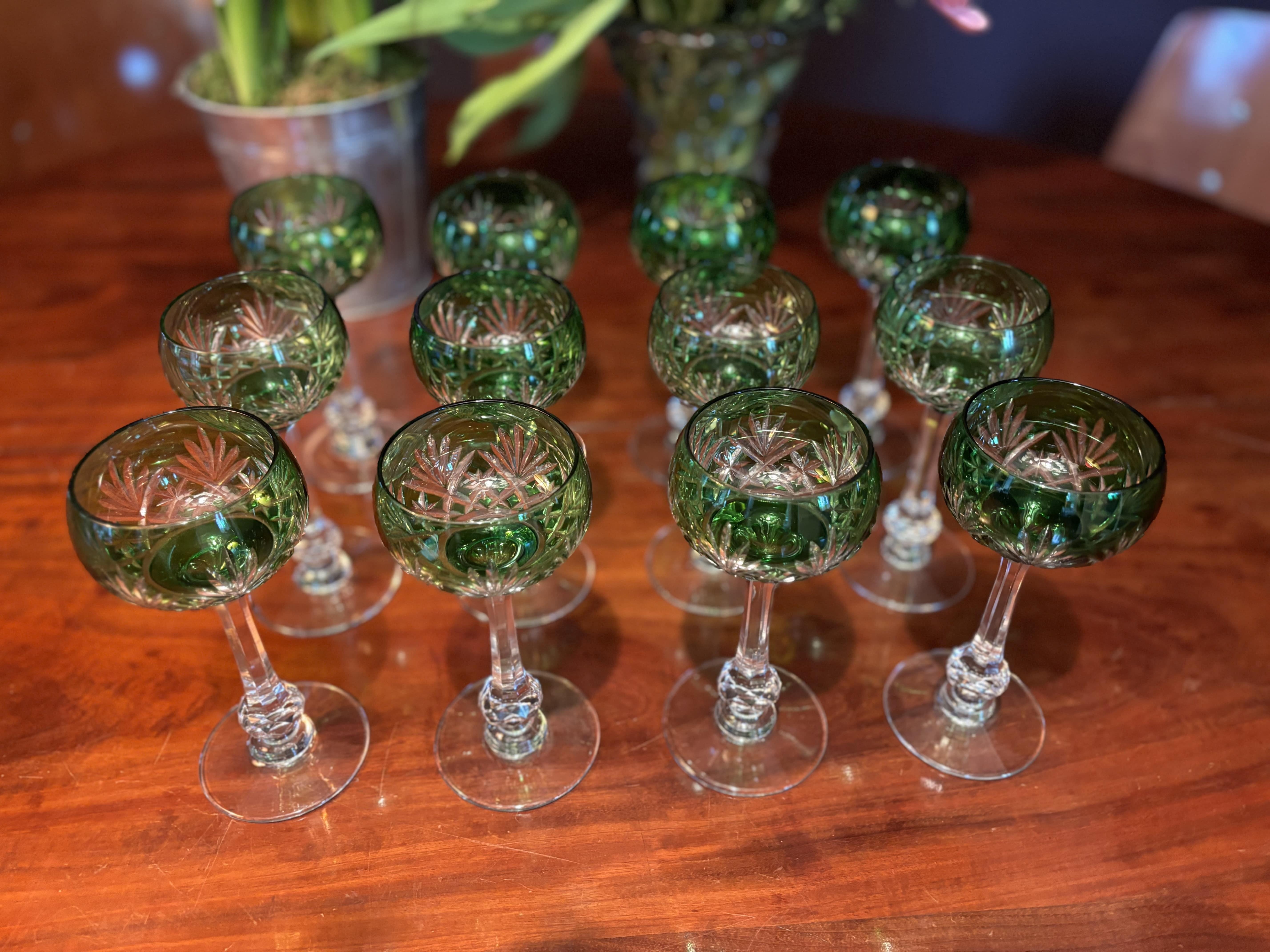 Eccezionale set di dodici bicchieri da vino in cristallo della prestigiosa manifattura Saint Louis, modello Massenet, colore verde. È raro avere 12 bicchieri dello stesso colore e il verde è particolarmente bello.

Sono realizzati in squisito