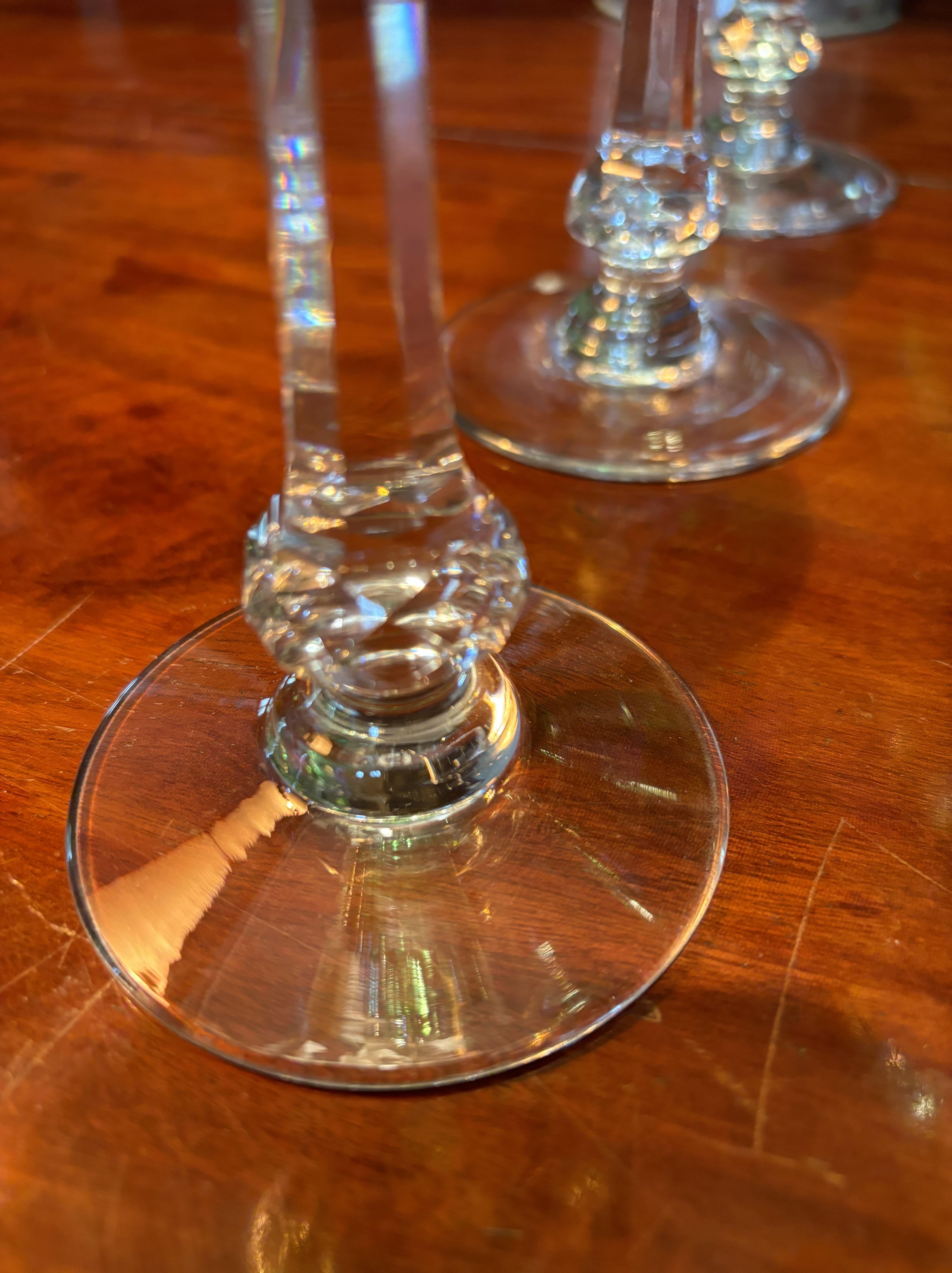Sfaccettato Saint Louis cristallerie, Set di 12 bicchieri da vino in cristallo, modello Greene & Greene in vendita