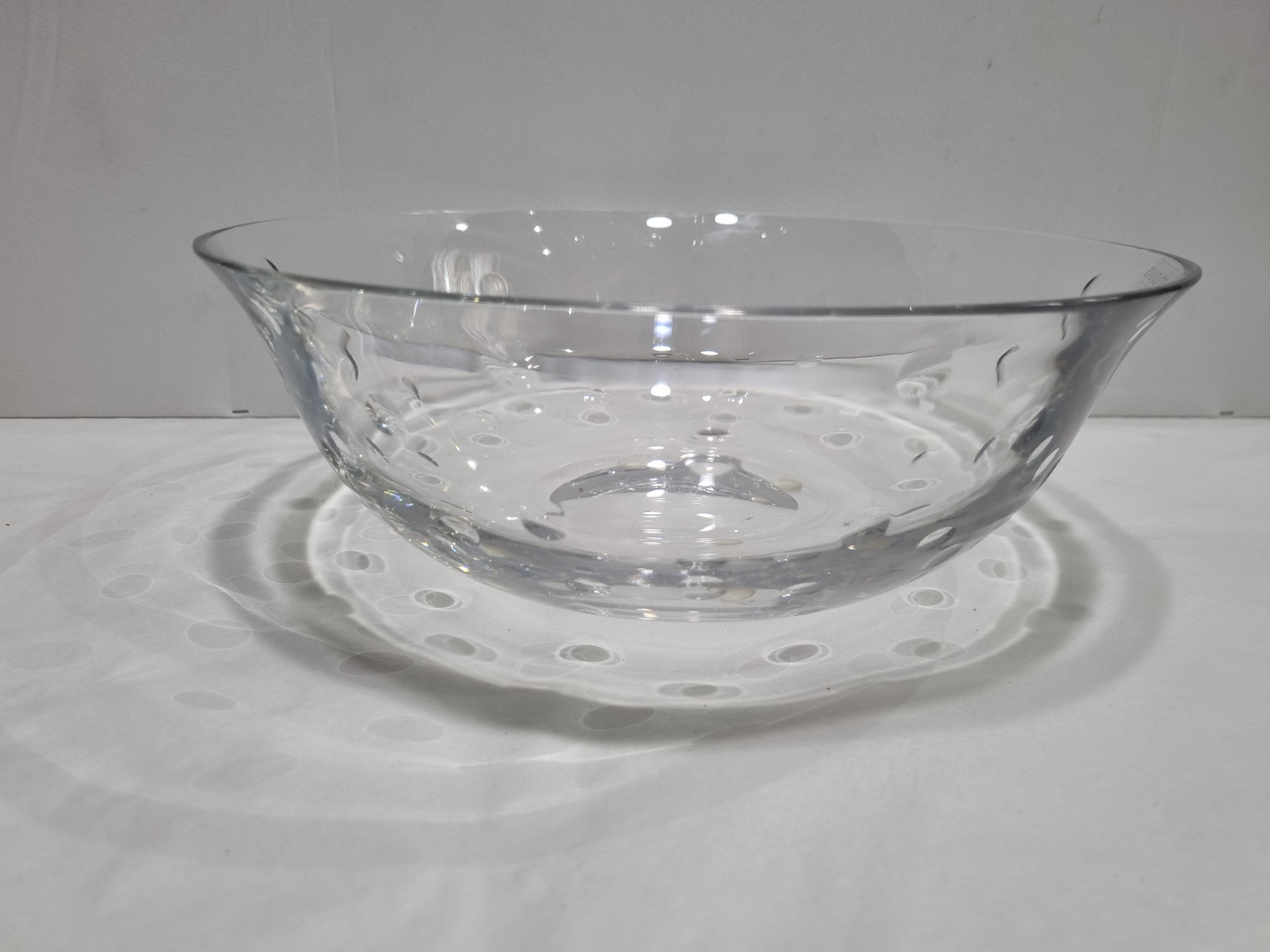 Perfect as a centerpiece or as a salad bowl, the transparency of the crystal would highlight the colors of the fruit or vegetables or, perhaps, of a trifle placed inside.
Sparkling and sensual, developed in a vast family of forms and uses, from the