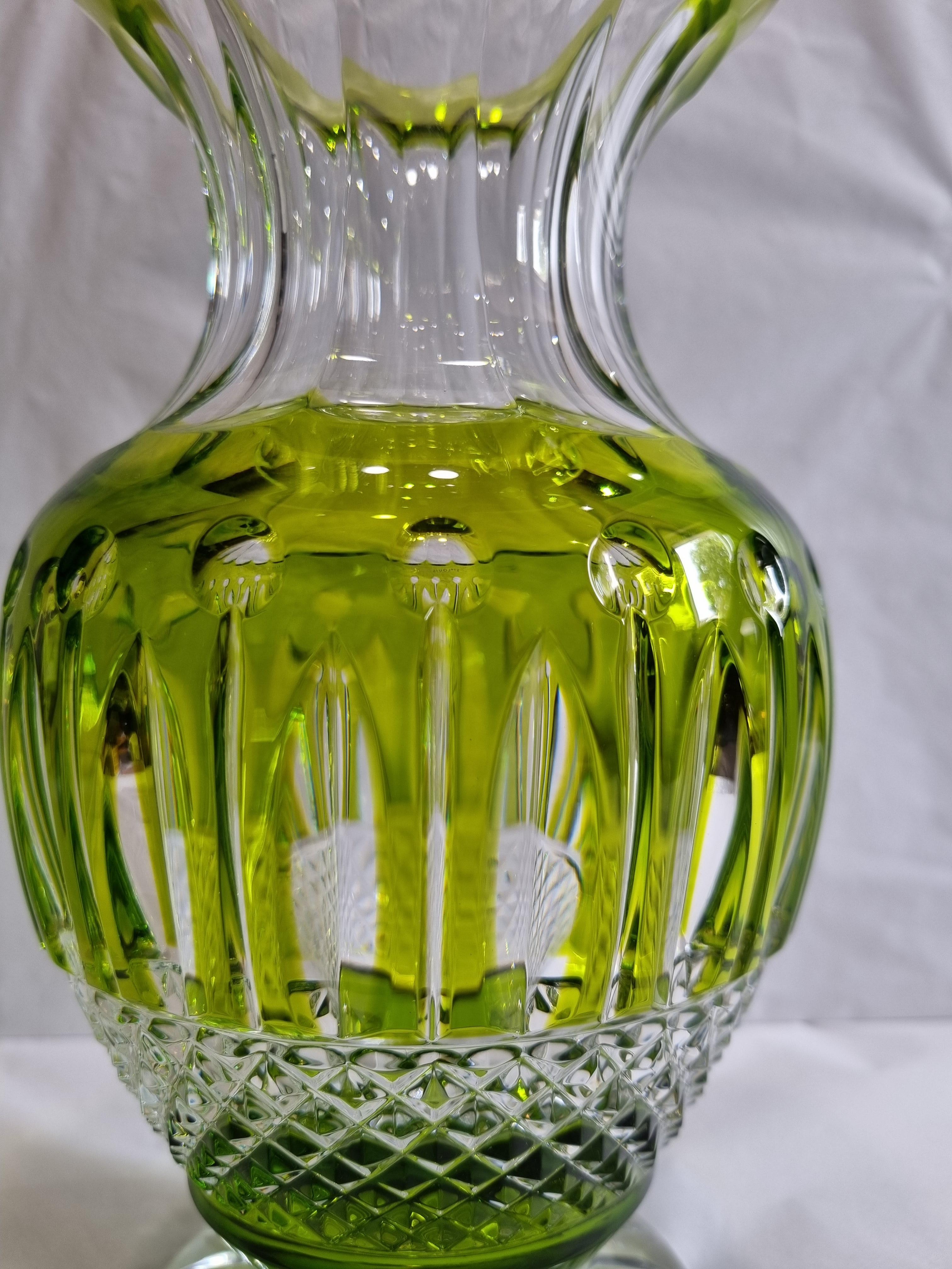 Vaso di cristallo Saint Louis color chartreuse , Francia, 2023 in vendita 2