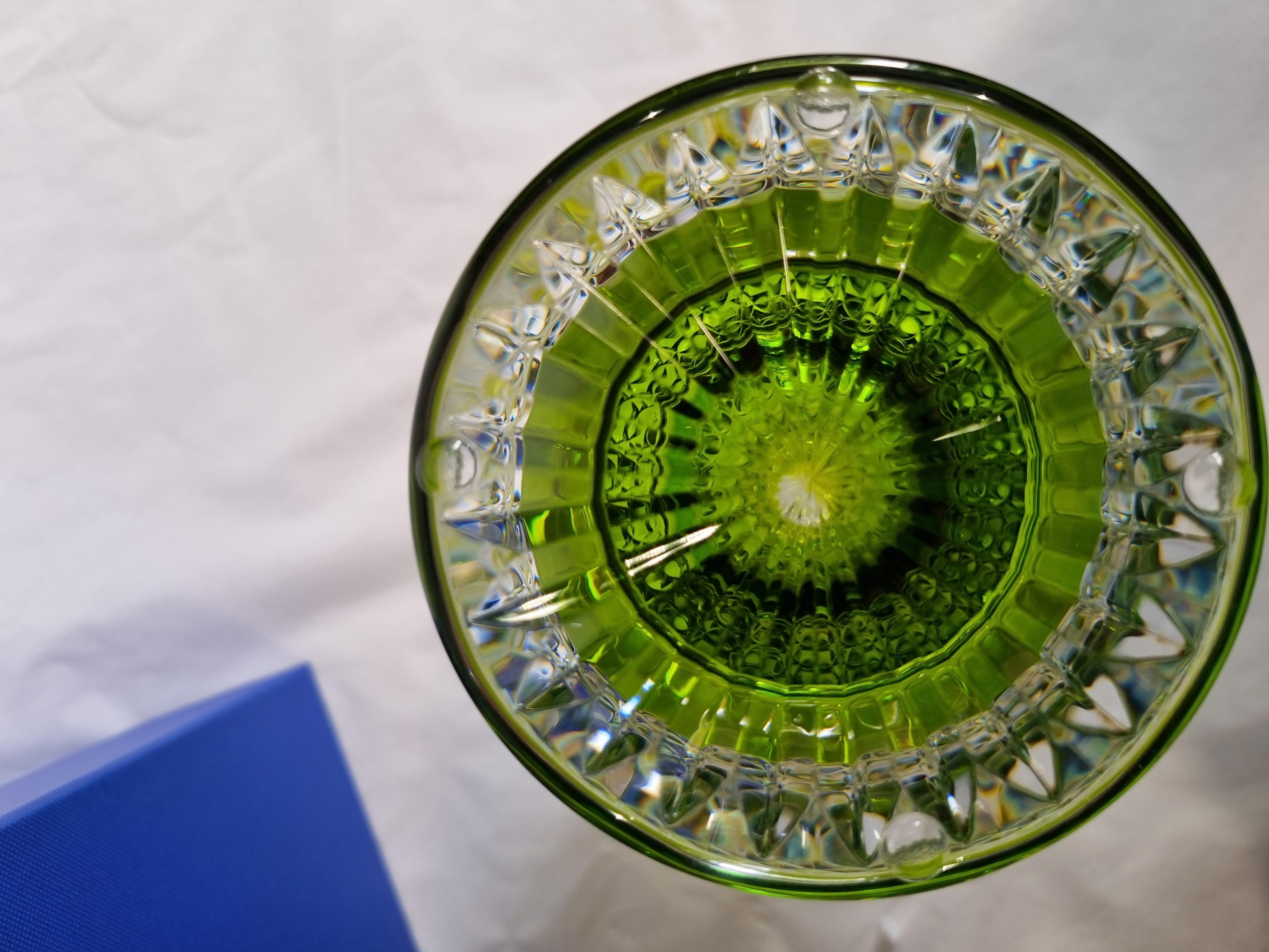 Francese Vaso di cristallo Saint Louis color chartreuse , Francia, 2023 in vendita