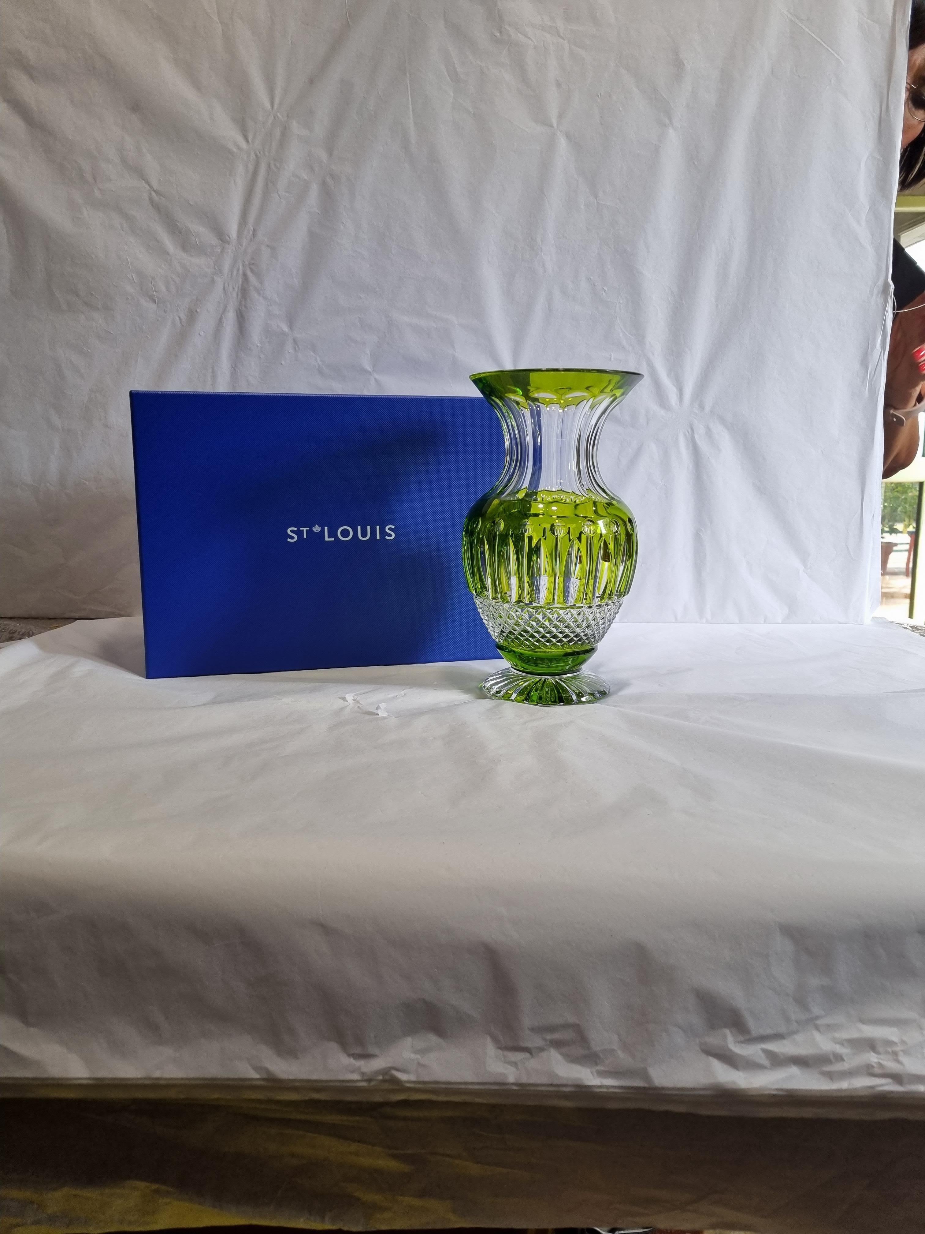 Vase de couleur chartreuse en cristal de Saint Louis, France, 2023 en vente 1