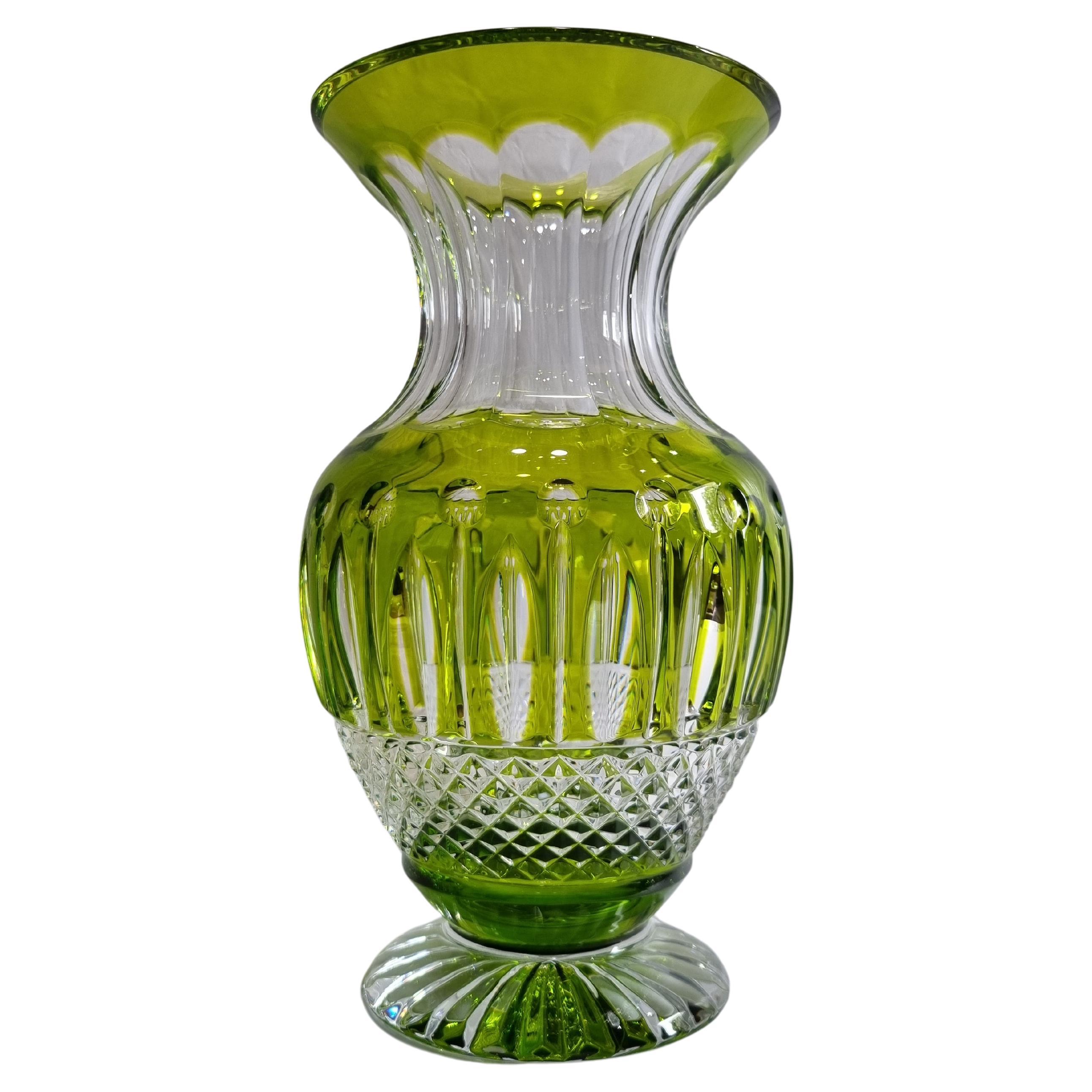 Vase de couleur chartreuse en cristal de Saint Louis, France, 2023