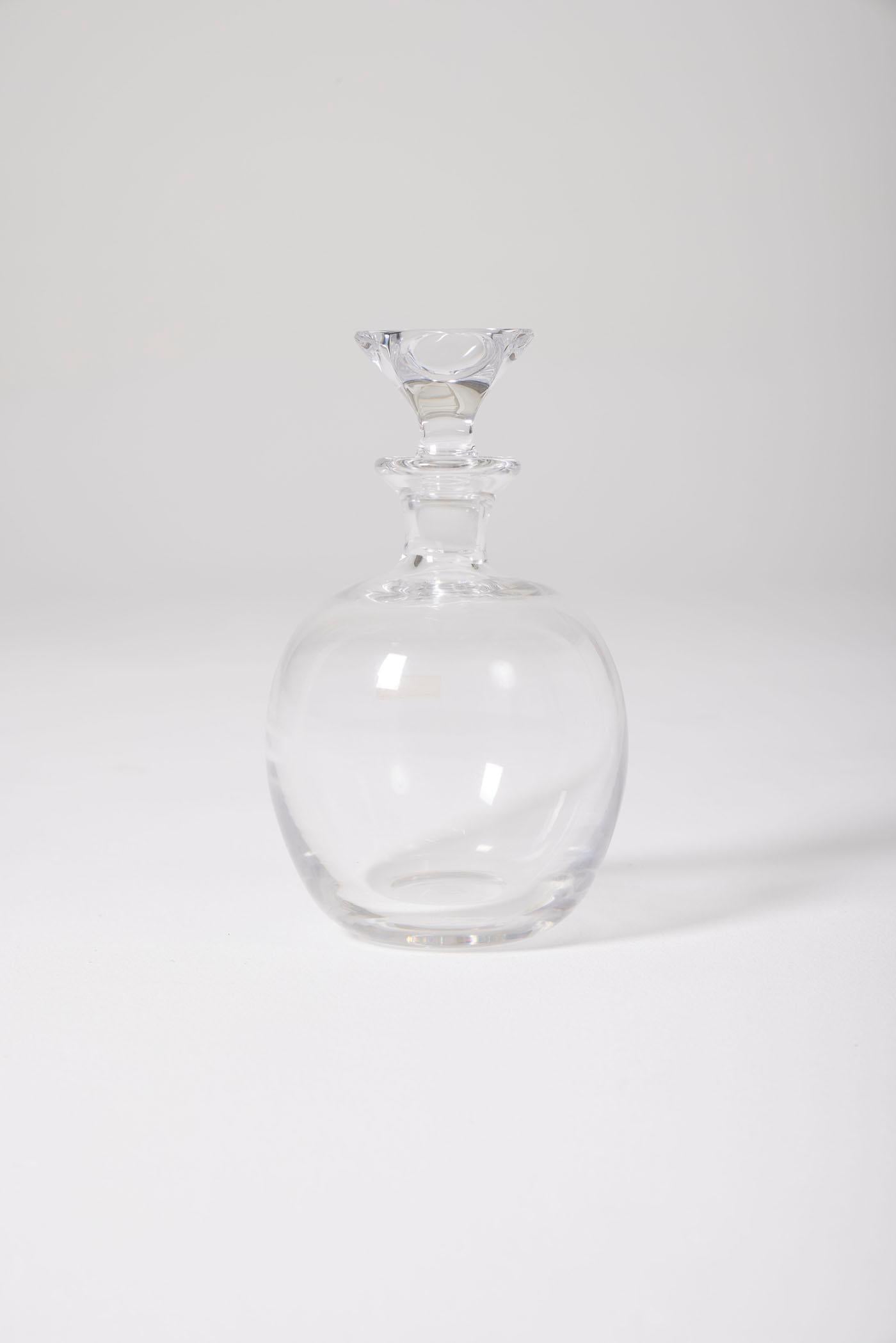 Spherical crystal decanter signed by Saint Louis, complete with its crystal stopper. In very good condition.
LP2165