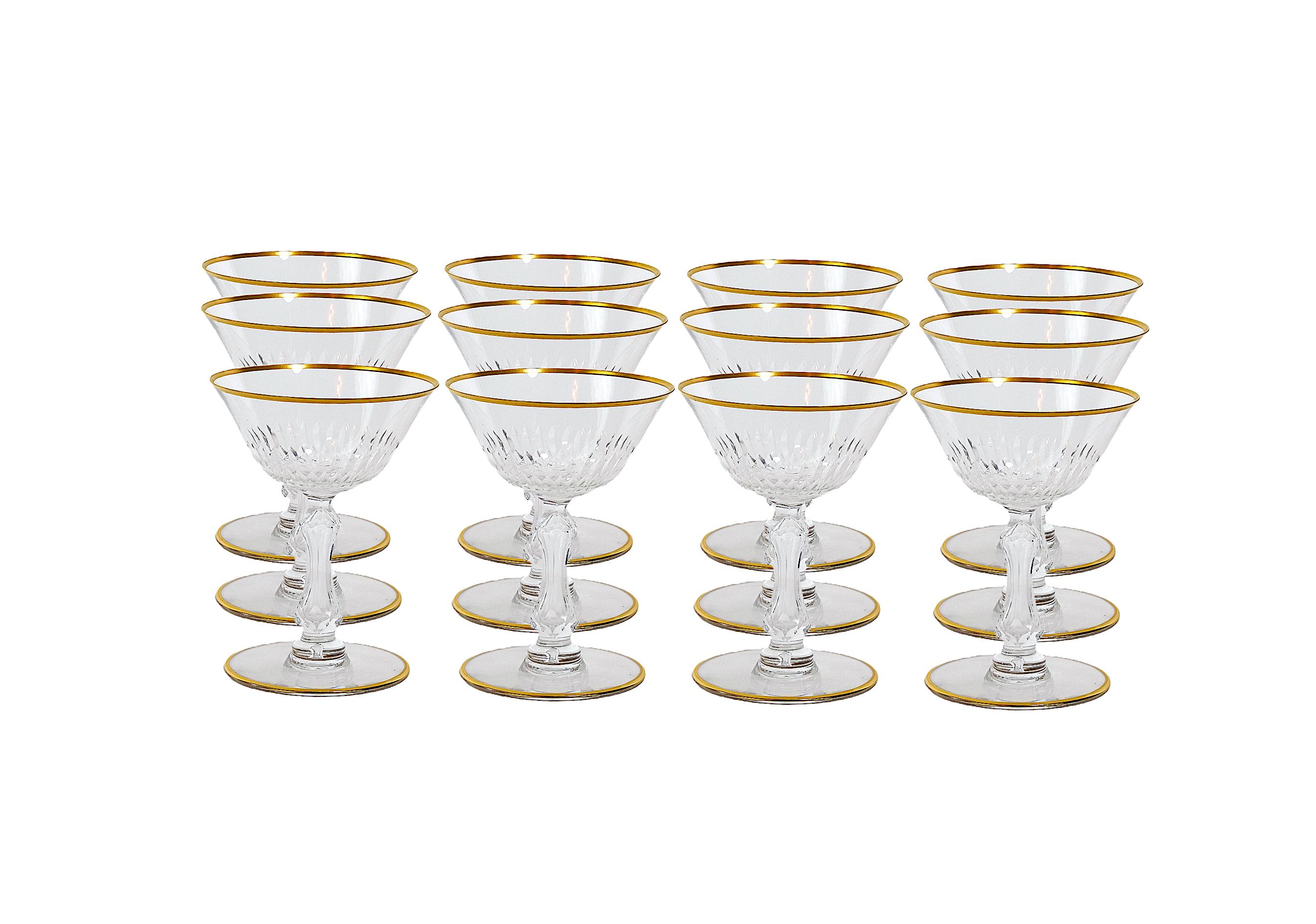 Servizio di champagne a coupe' per 12 persone, tagliato a mano e soffiato a bocca con finiture dorate a mano. Ogni vetro presenta dei tagli profondi che permettono alla luce di ritrarsi e brillare da qualsiasi angolazione. Soffiato a bocca e