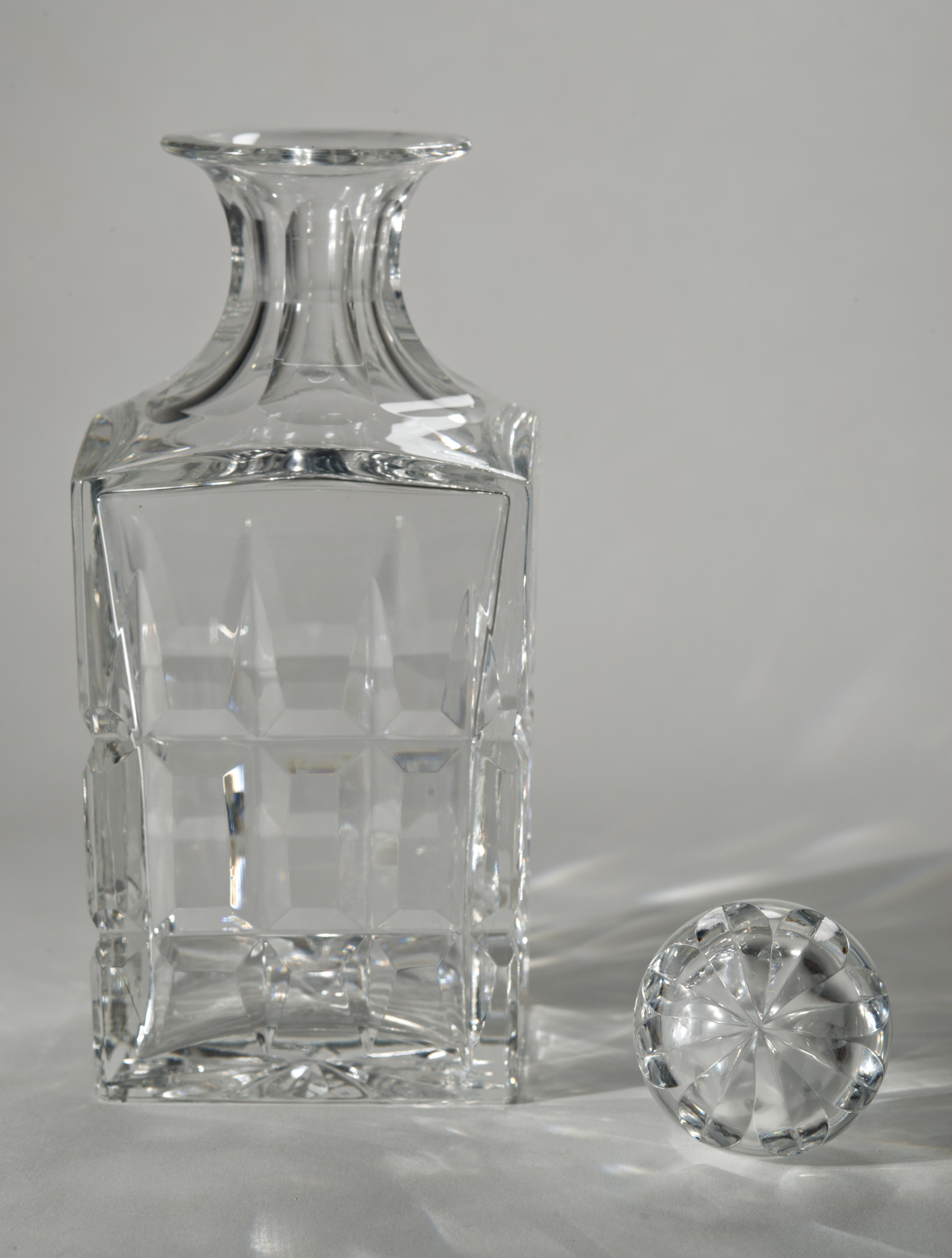 Il raro decanter per whisky francese vintage con tappo della collezione Manhattan di Saint Louis presenta un motivo di tagli verticali e orizzontali di ispirazione Art of Vintage sul corpo in cristallo trasparente. La chiarezza e la luminosità del