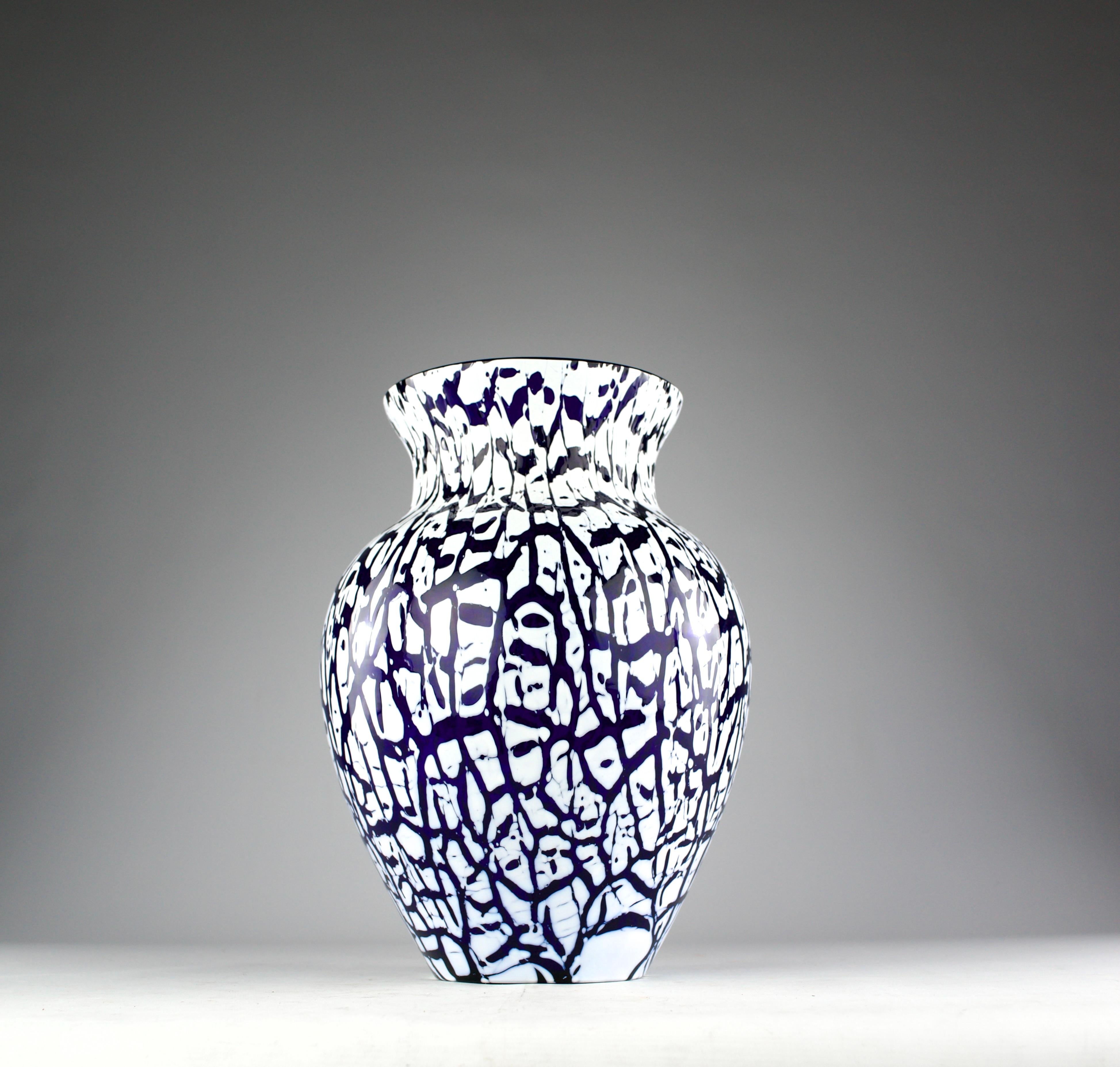 Superbo e grande vaso a balaustro in cristallo opalino della manifattura Saint Louis. Firmato Saint Louis e adesivo di fabbricazione. 

In ottime condizioni.

Dimensioni in cm ( H. x D. ) : 36 x 26

Spedizione sicura.
