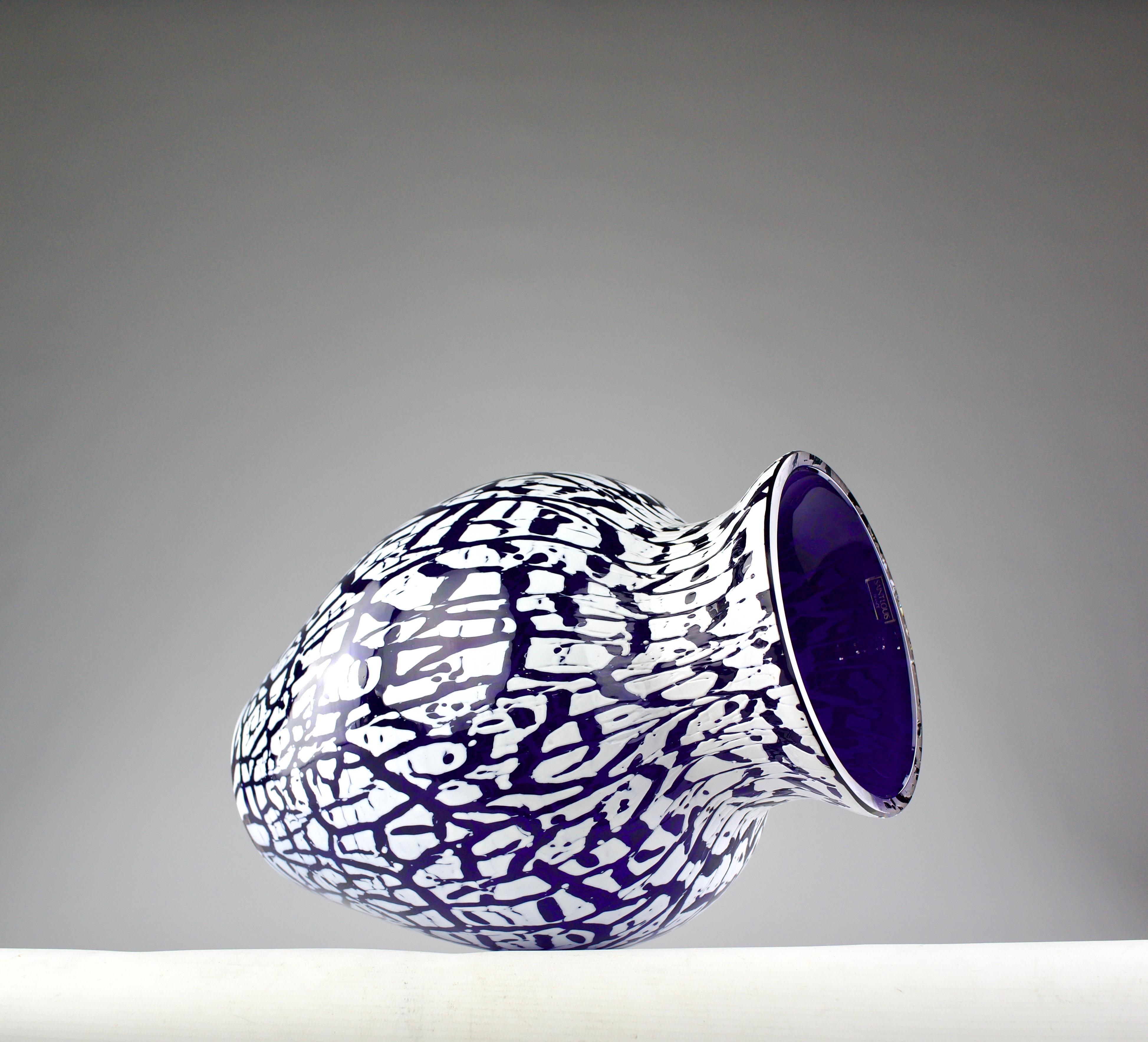 Moderno Manifattura di cristalli Saint Louis, Vaso a balaustro opalino stratificato, Francia anni '80 in vendita