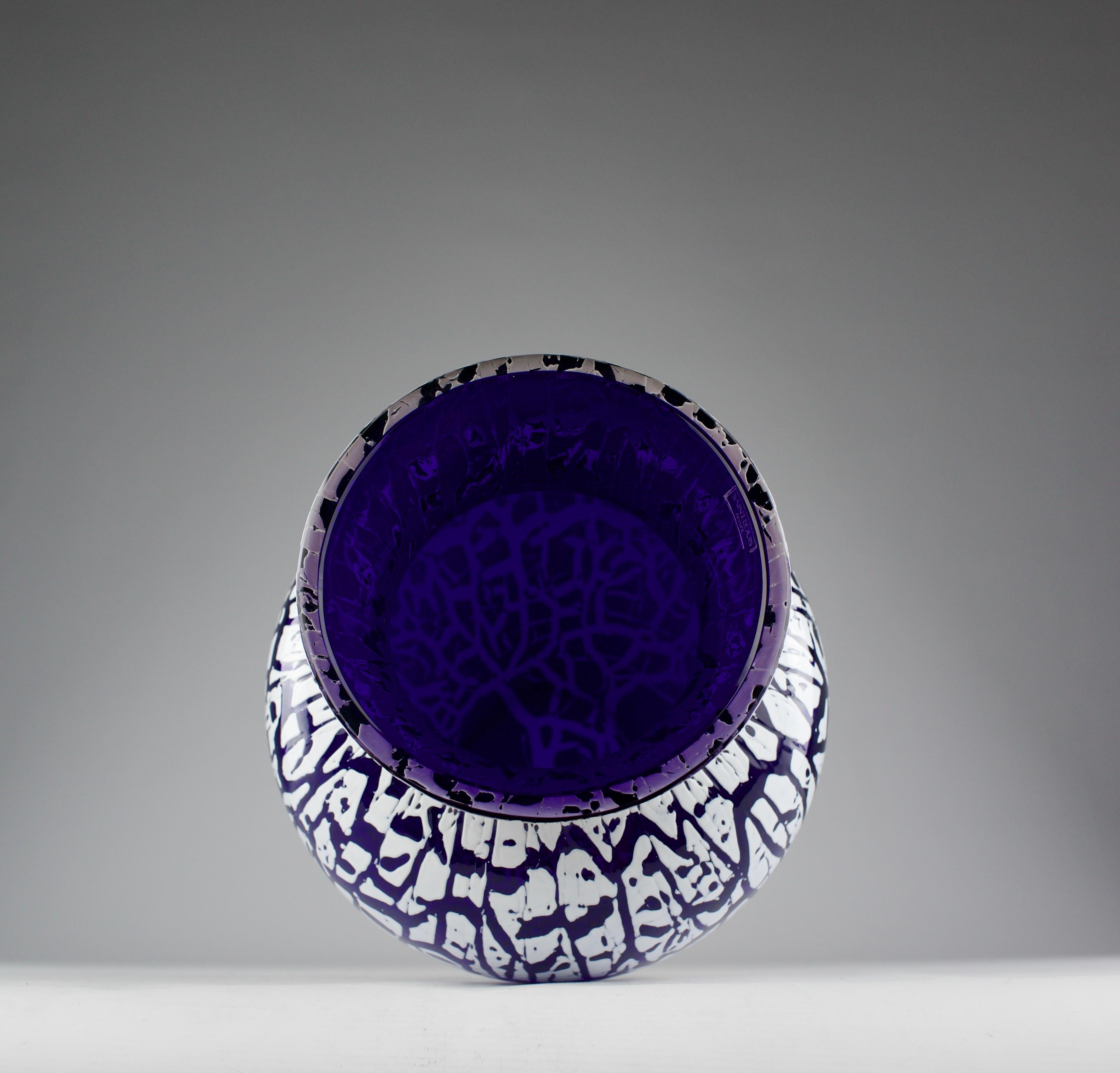 Manifattura di cristalli Saint Louis, Vaso a balaustro opalino stratificato, Francia anni '80 In condizioni buone in vendita a PARIS, FR