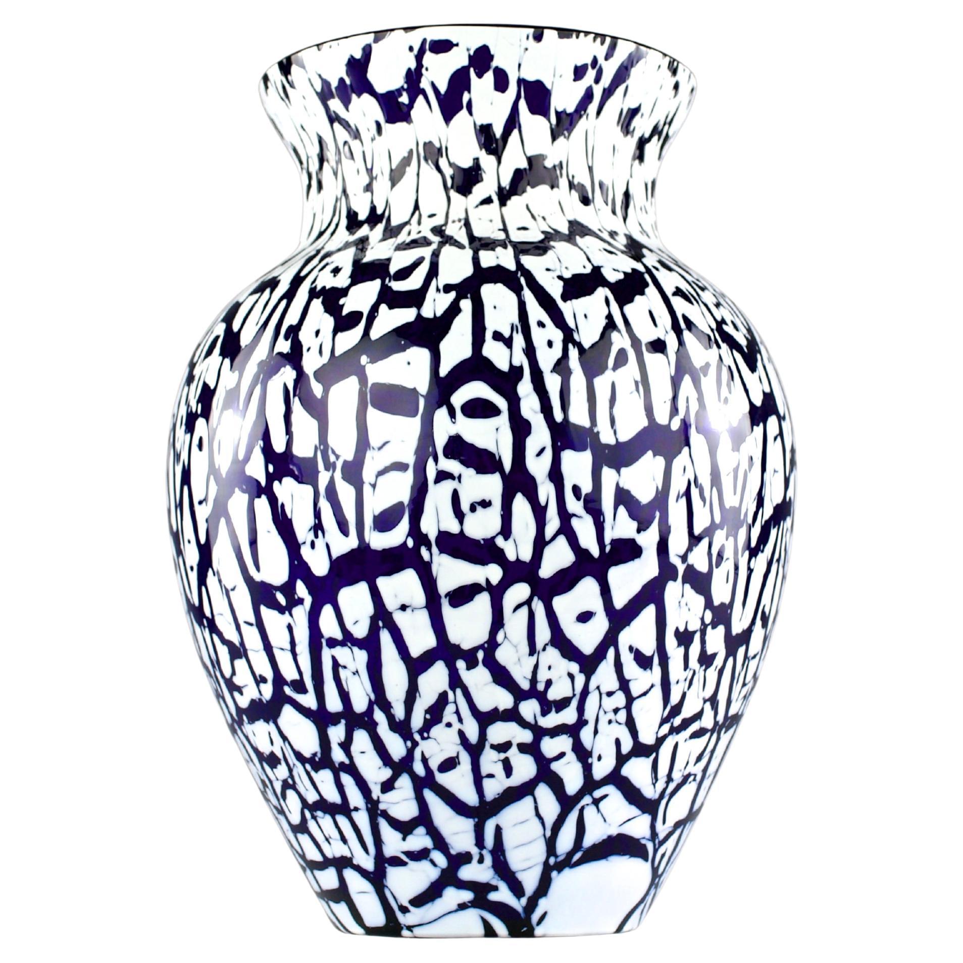 Saint-Louis-Kristallmanufaktur, mehrlagige Opal-Baluster-Vase, Frankreich 1980er Jahre