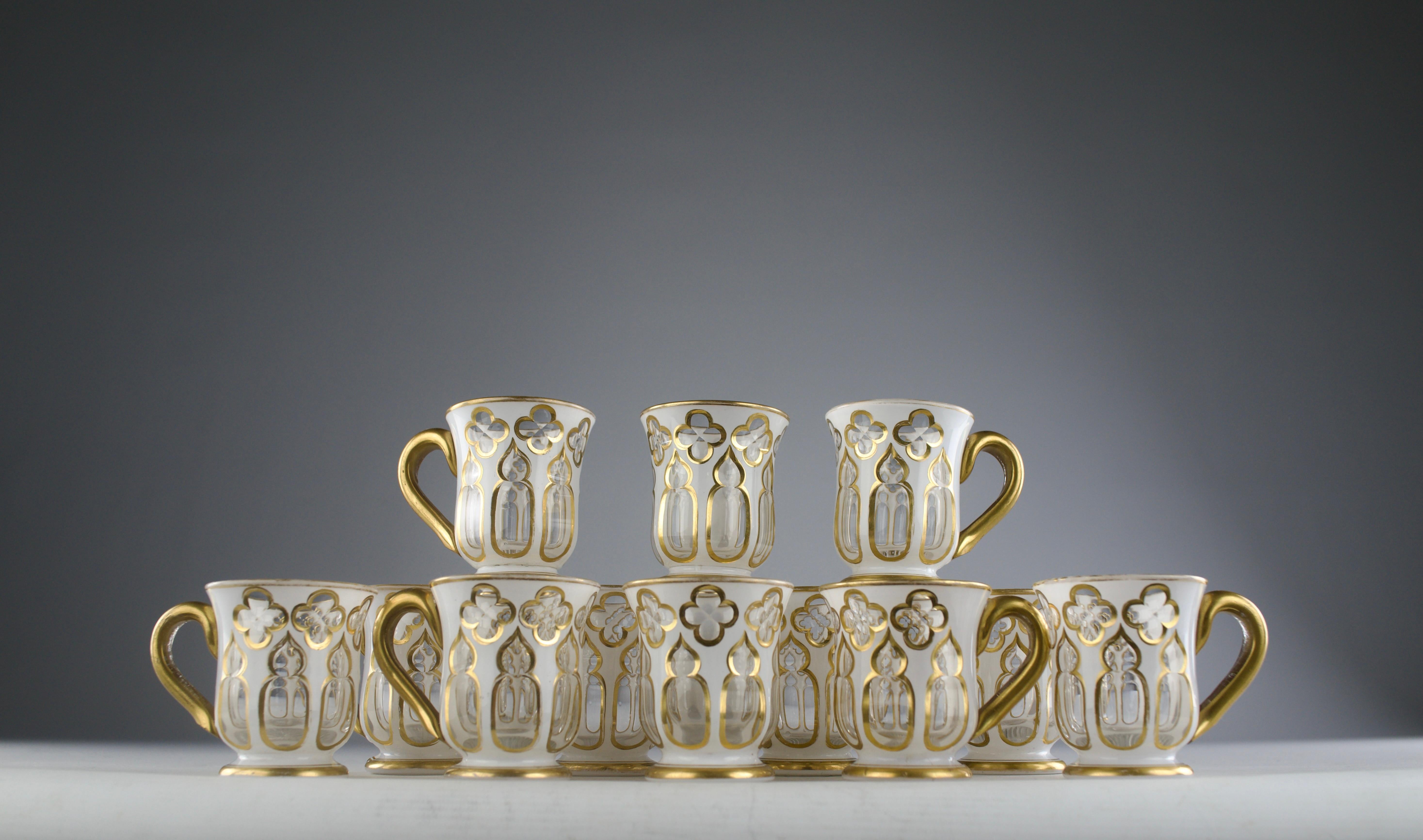 Hervorragender Satz von zwölf Kaffeetassen aus Saint-Louis Empire-Kristall mit weißem Überzug und Goldakzenten, Frankreich 19. Unsigniert, da die Manufaktur ihre Marke erst im 20. Jahrhundert anbrachte. Für die Manufaktur typische