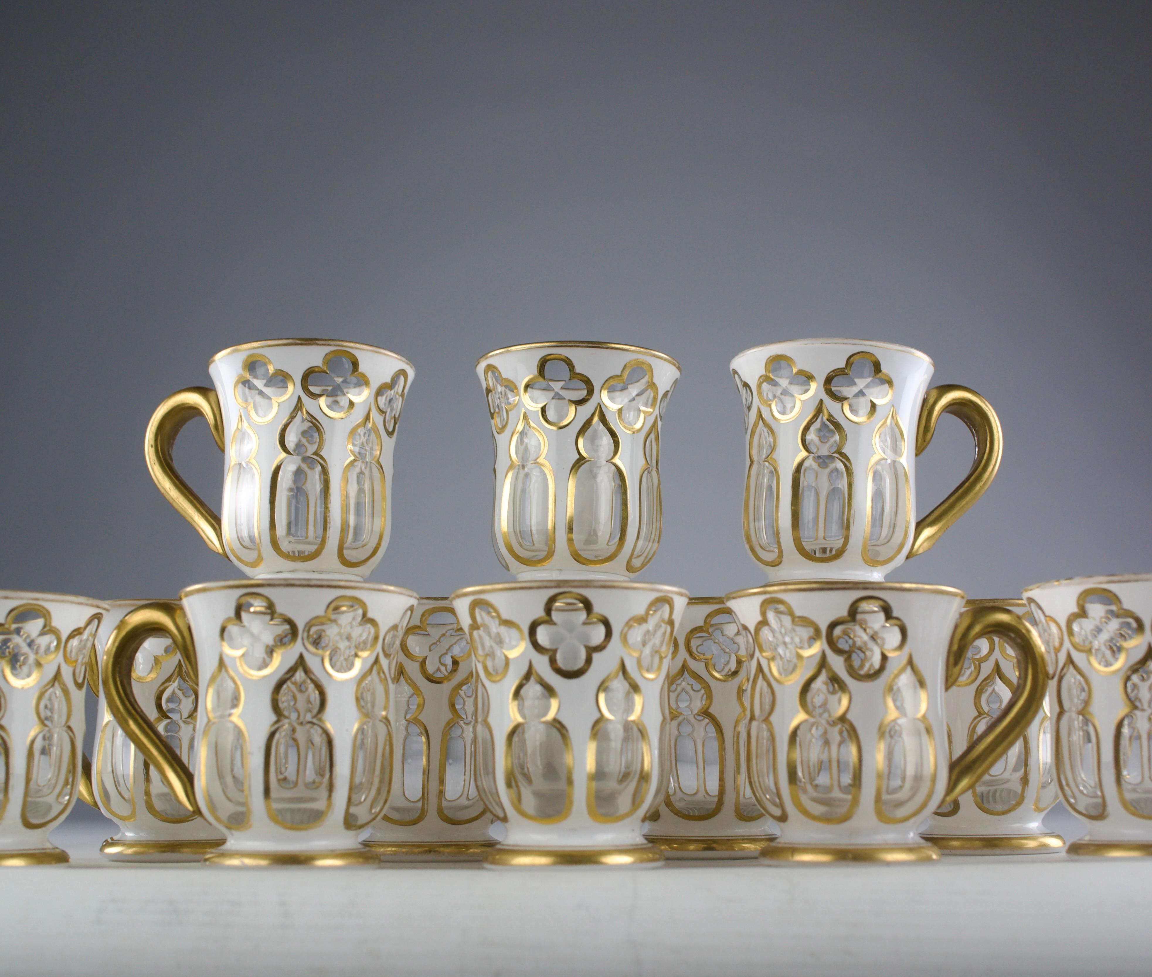 Saint-Louis, Kristall-Overlay-Couchtisch (12), Frankreich 1800er Jahre (Französisch) im Angebot