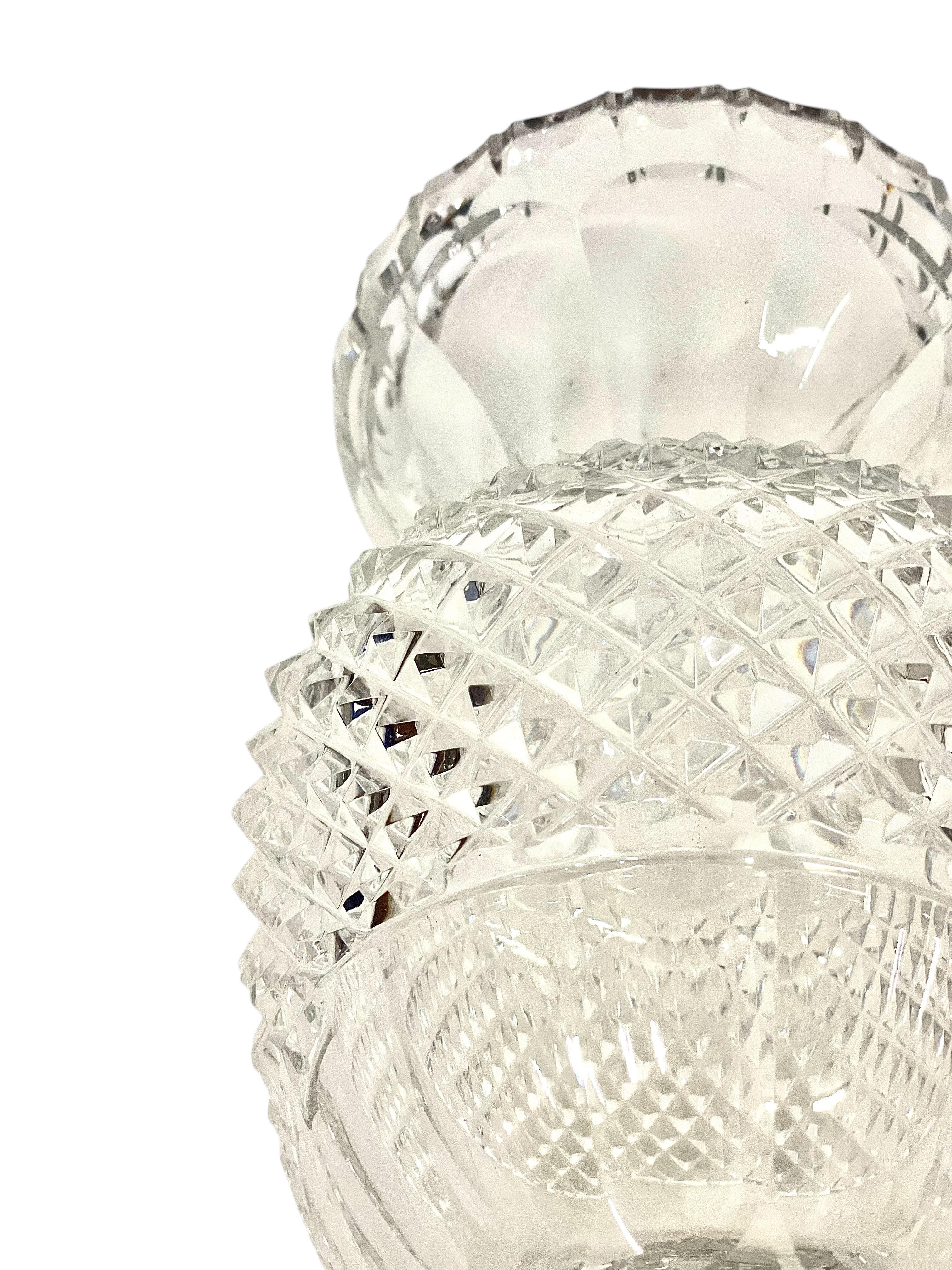 Saint Louis (attribué) Vase en cristal Médicis taillé en diamant en vente 5