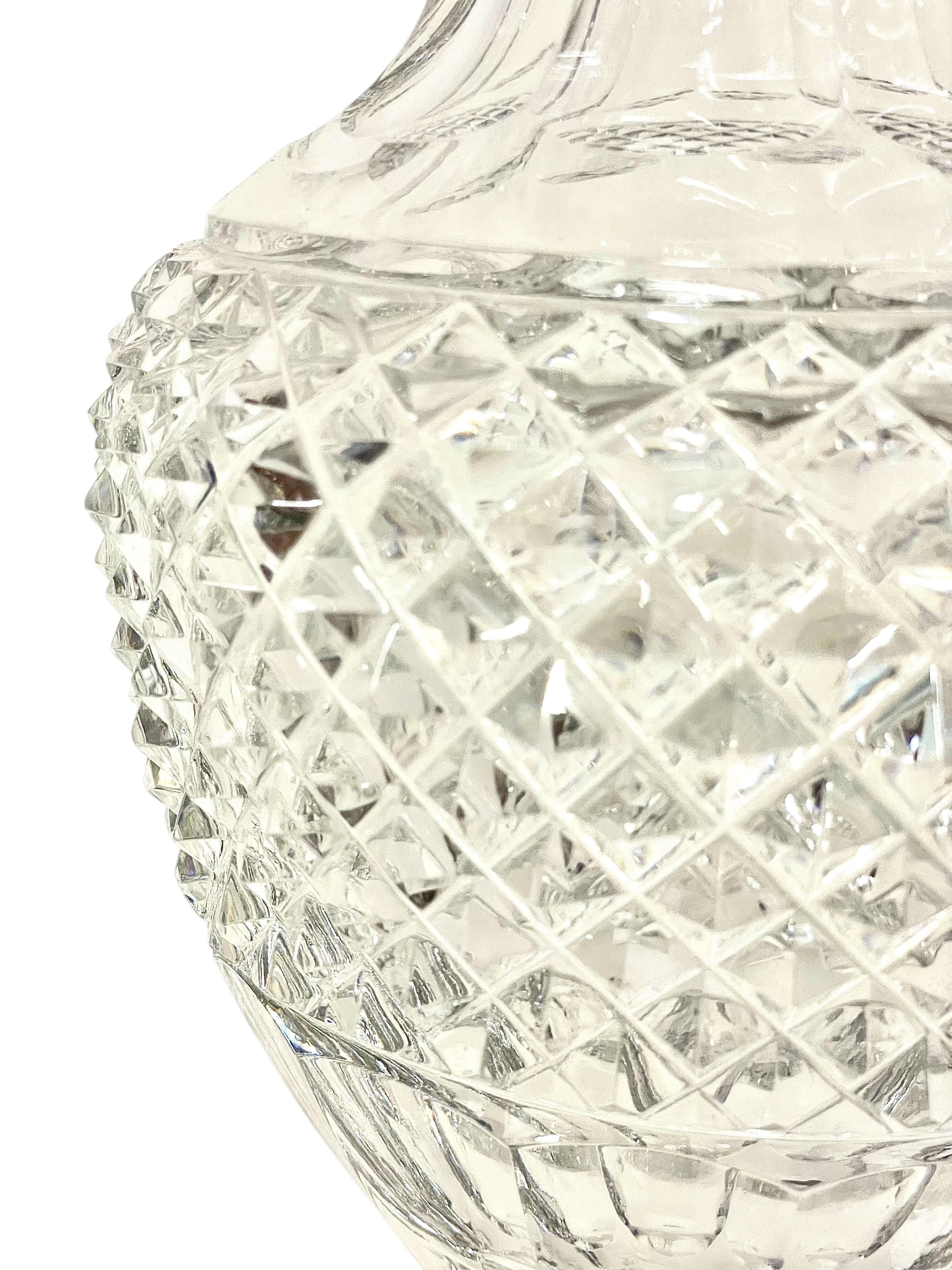 Saint Louis (attribué) Vase en cristal Médicis taillé en diamant en vente 7