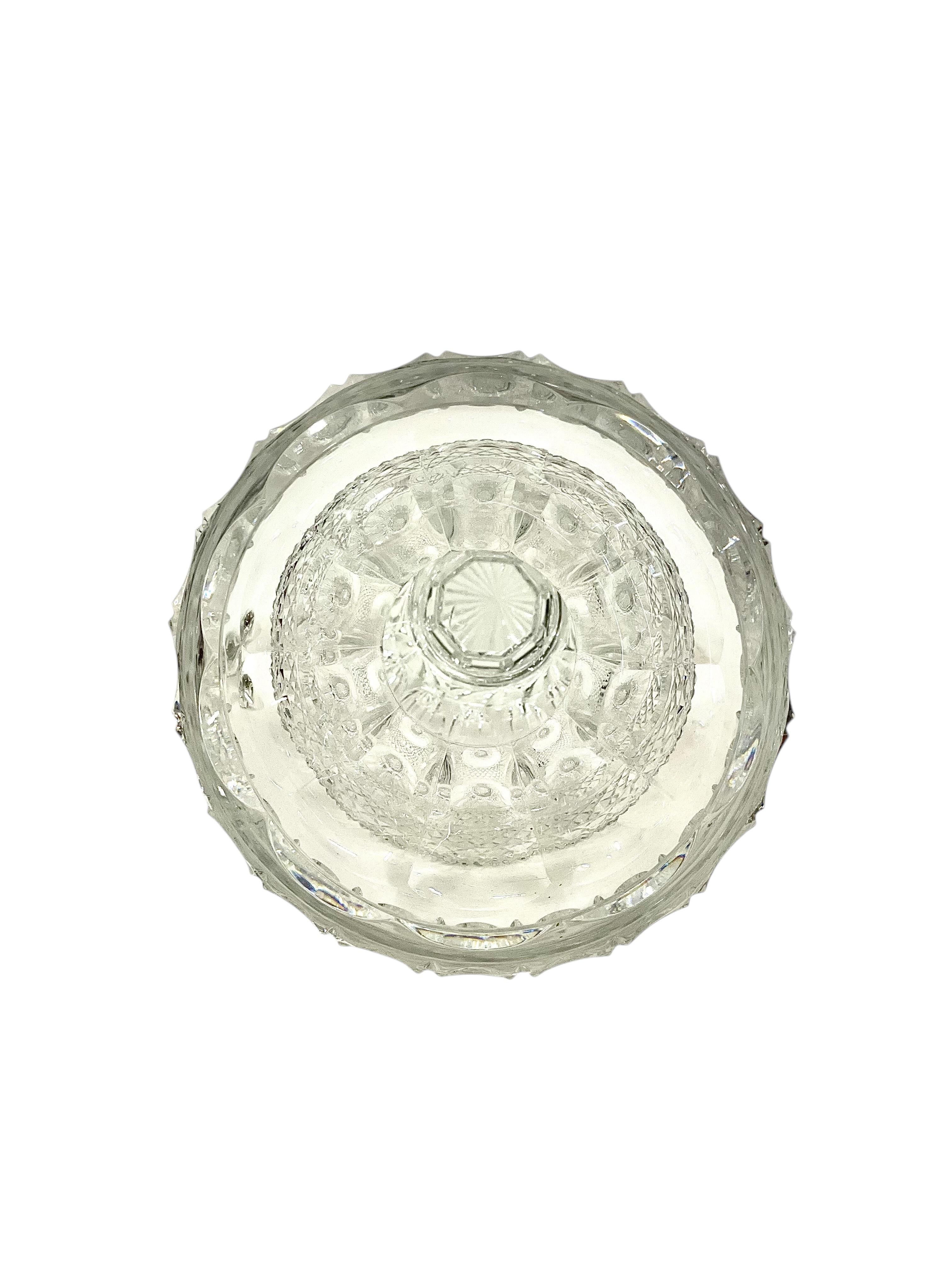 Saint Louis (attribué) Vase en cristal Médicis taillé en diamant en vente 8