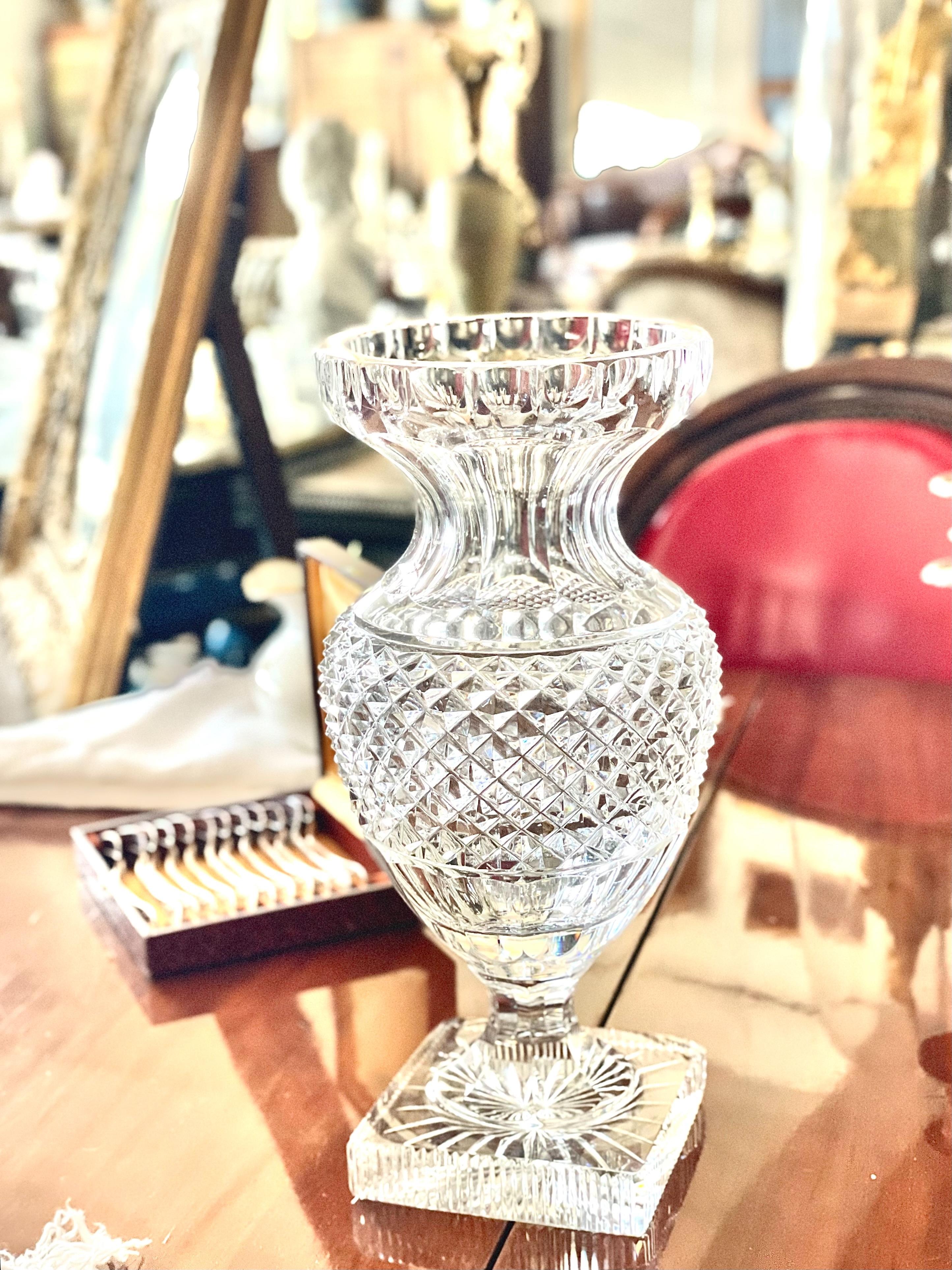 Saint Louis (attribué) Vase en cristal Médicis taillé en diamant en vente 9