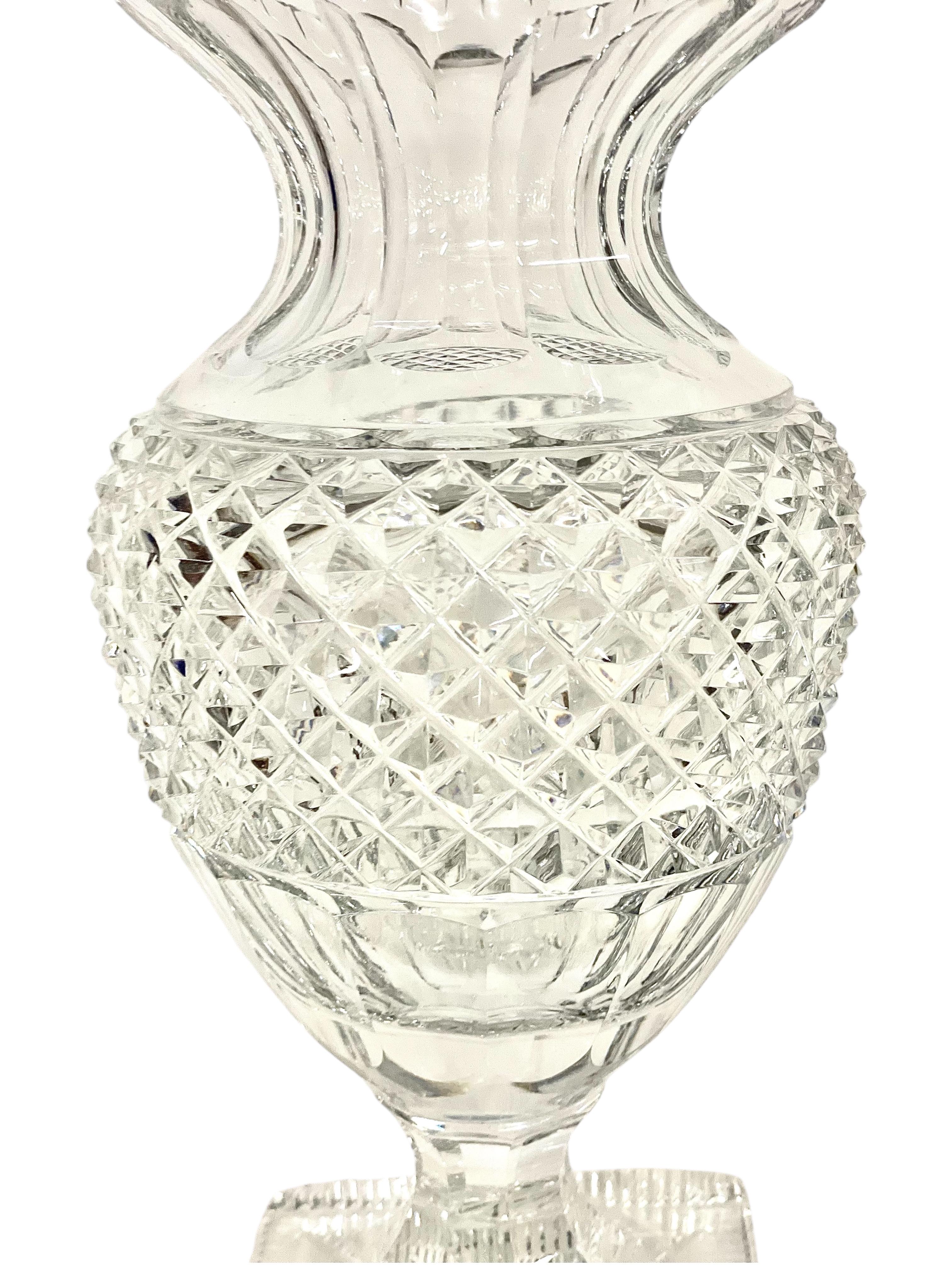 Ce superbe vase en cristal, attribué à la prestigieuse verrerie Saint-Louis, témoigne du savoir-faire exceptionnel qui fait la renommée de la marque. Alliant des courbes élégantes à une présence robuste, le vase présente des motifs complexes taillés