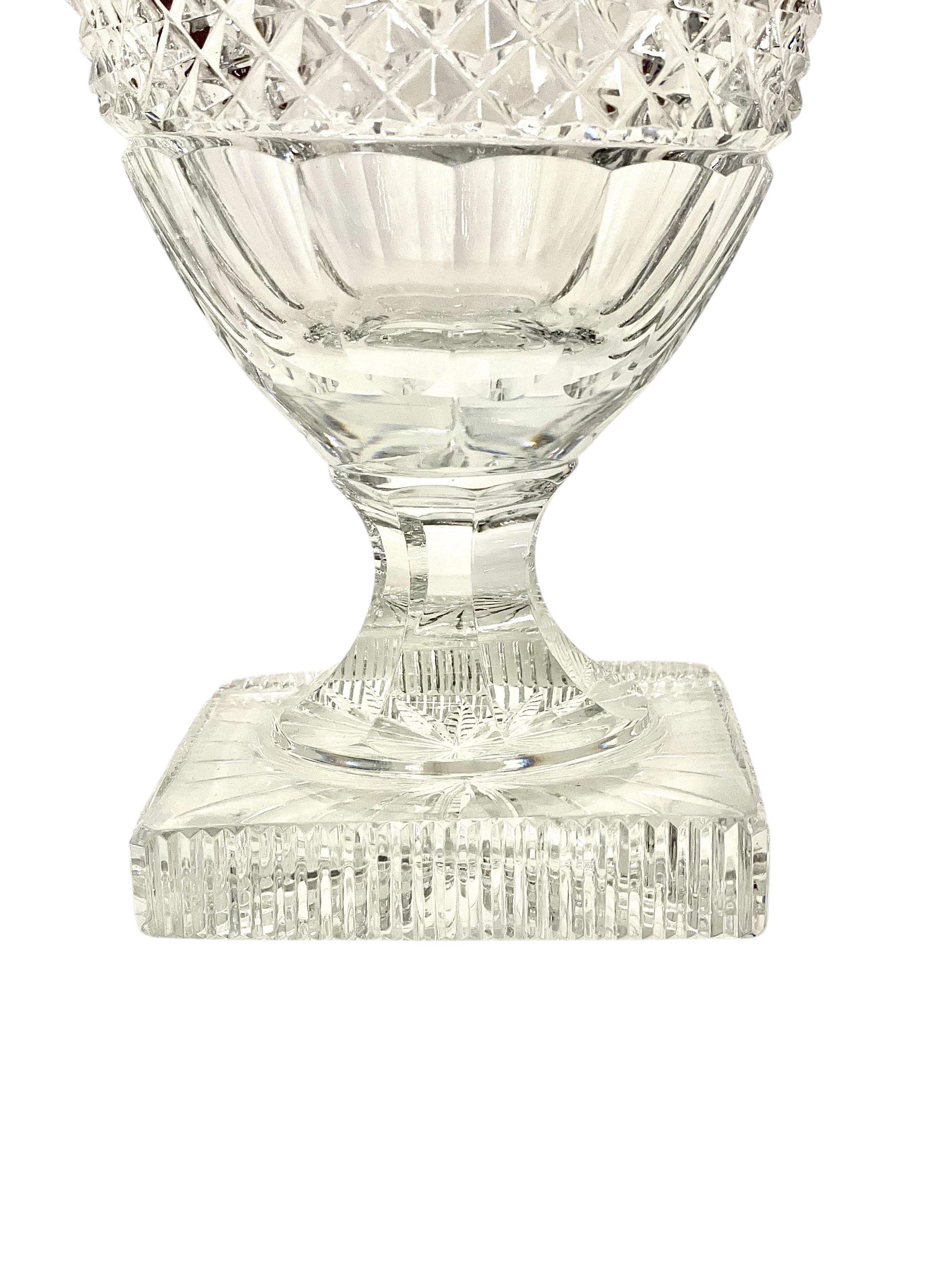 Français Saint Louis (attribué) Vase en cristal Médicis taillé en diamant en vente