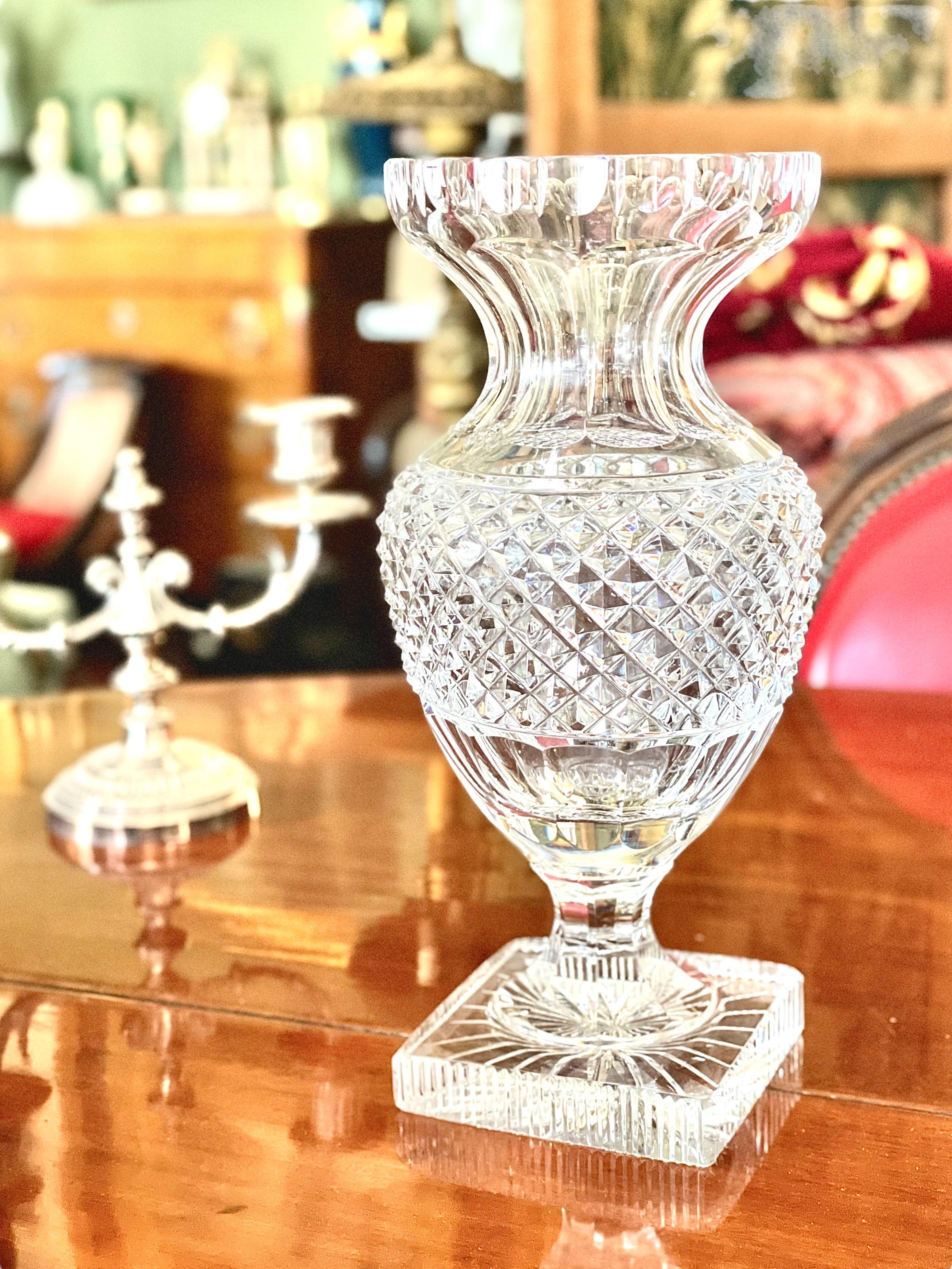 20ième siècle Saint Louis (attribué) Vase en cristal Médicis taillé en diamant en vente