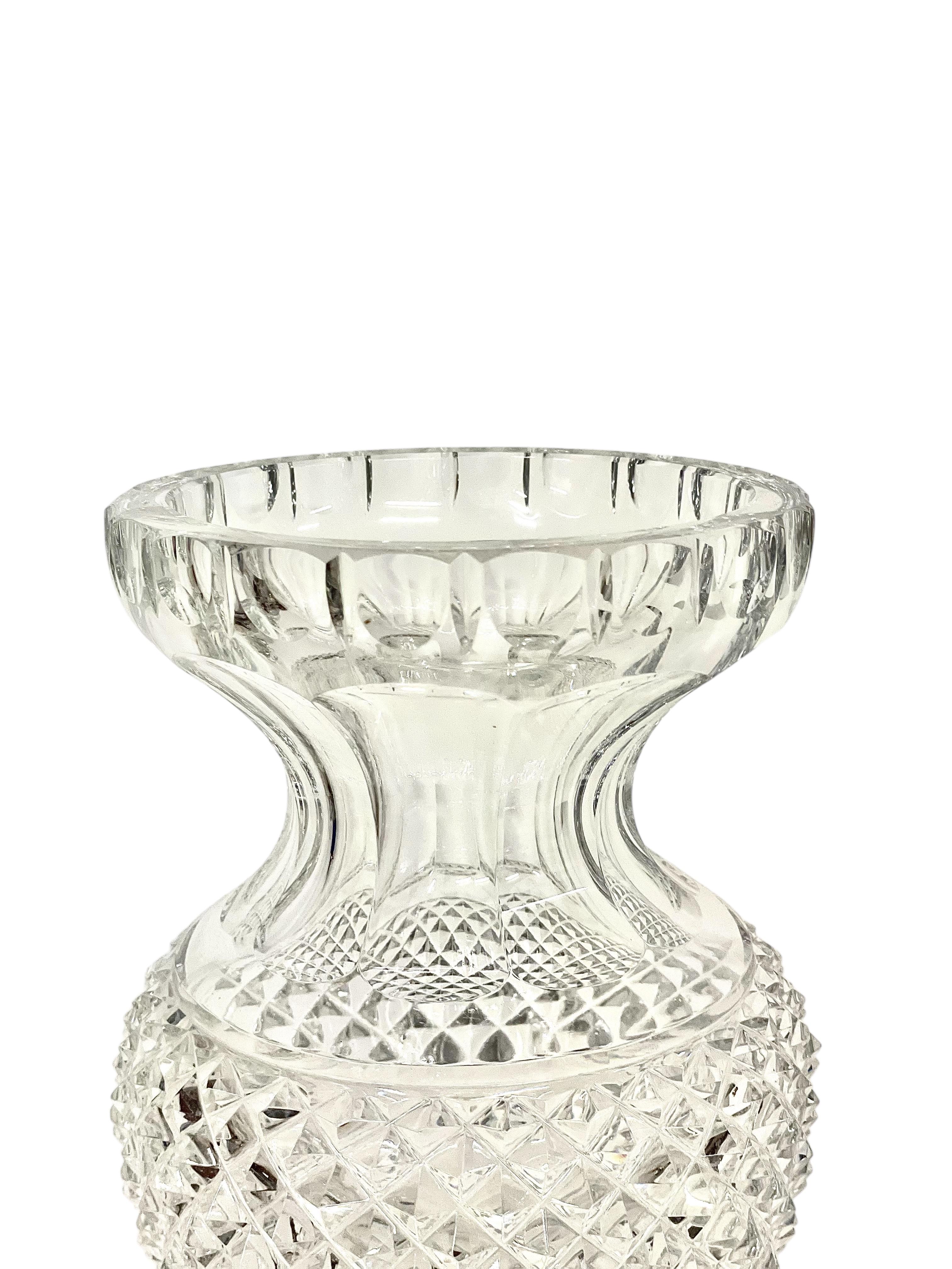 Cristal Saint Louis (attribué) Vase en cristal Médicis taillé en diamant en vente