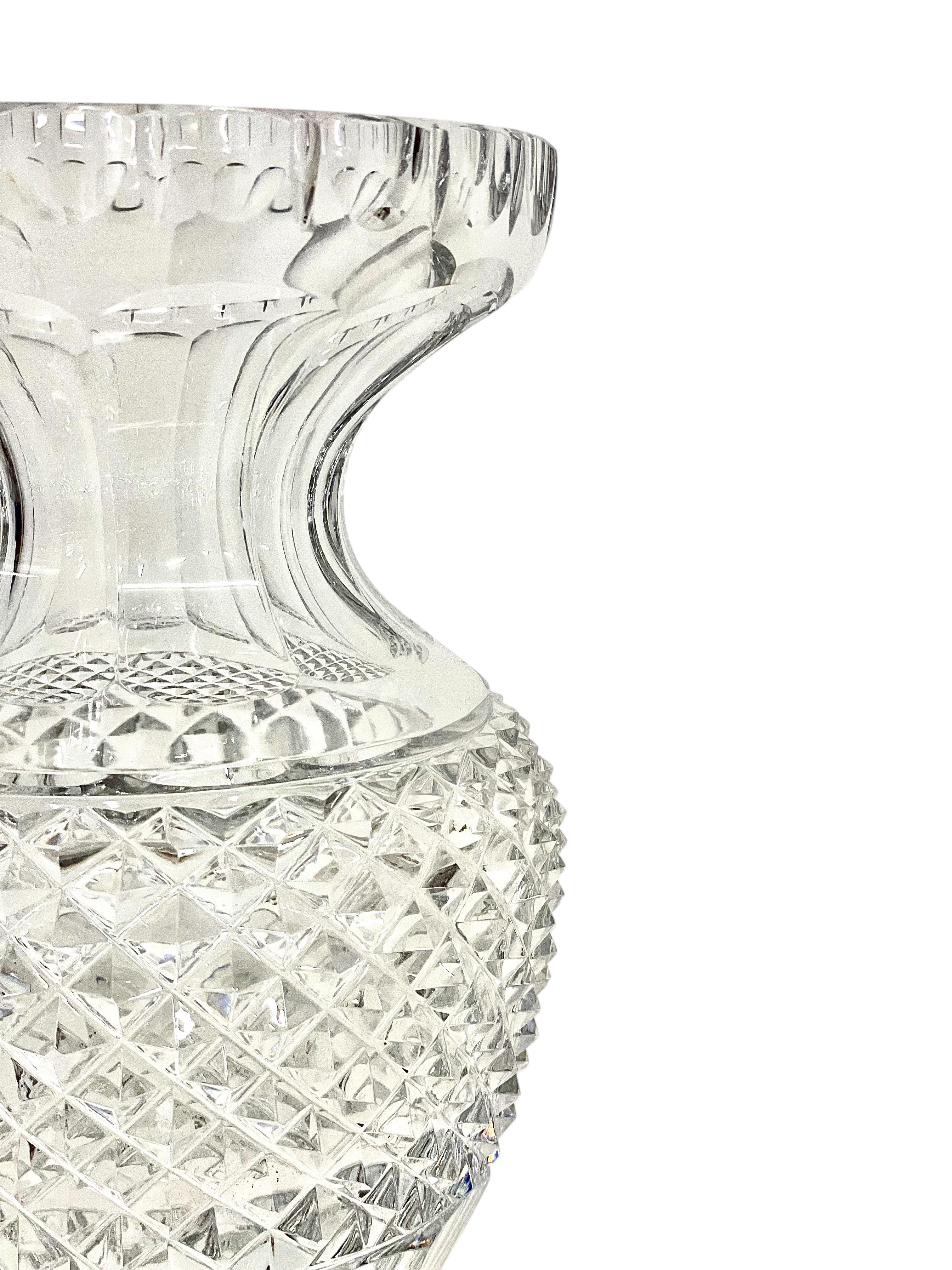 Saint Louis (attribué) Vase en cristal Médicis taillé en diamant en vente 1