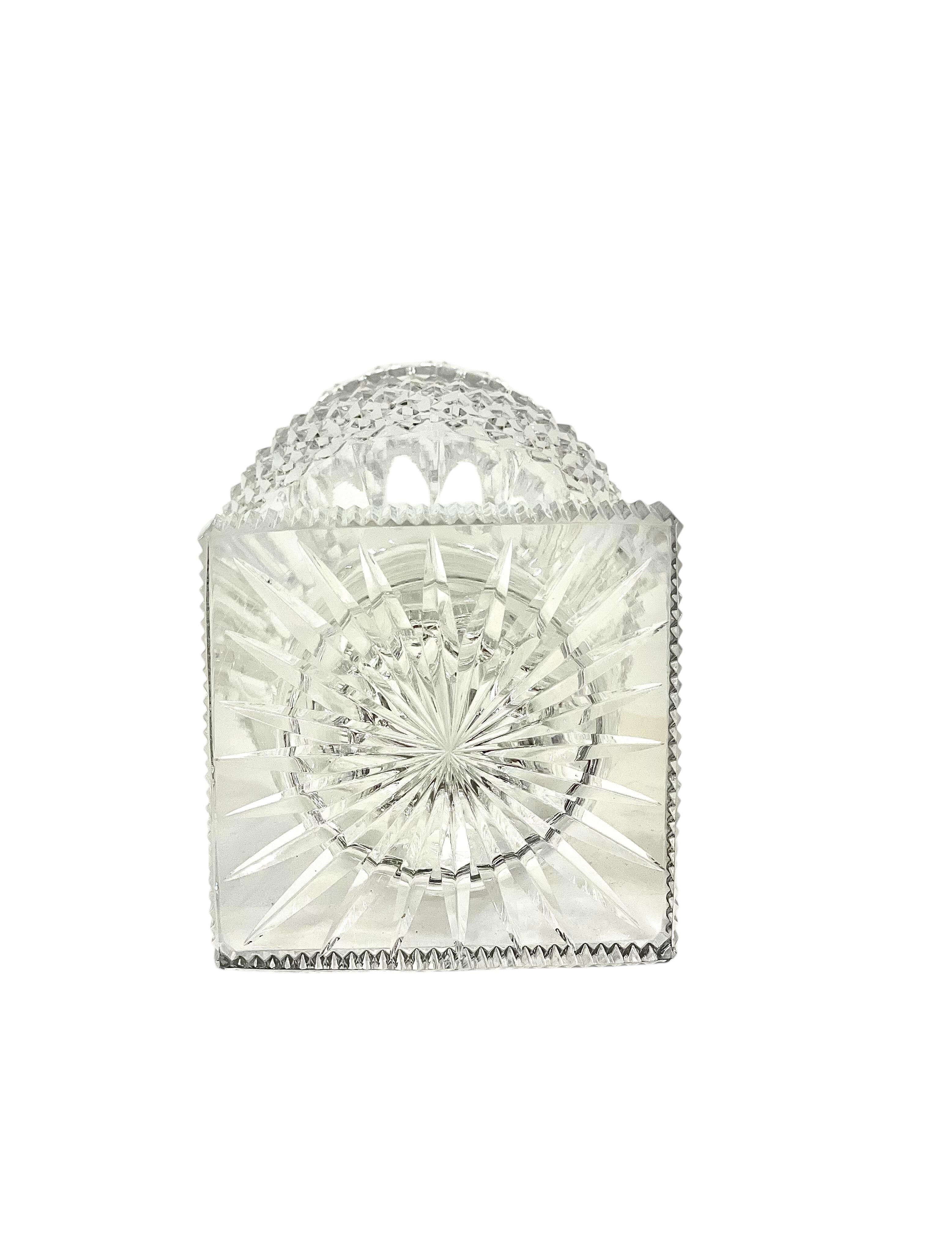 Saint Louis (attribué) Vase en cristal Médicis taillé en diamant en vente 2