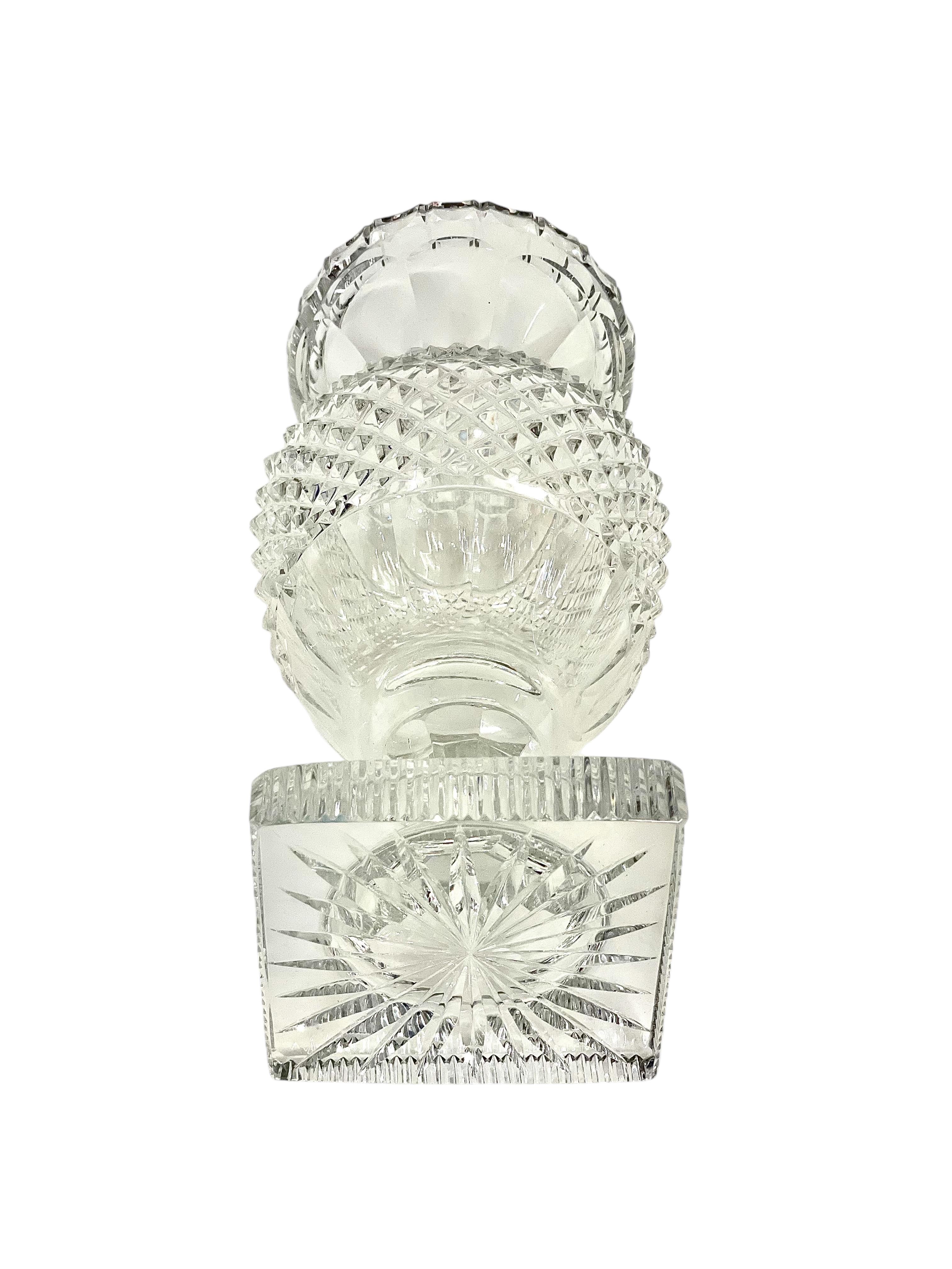 Saint Louis (attribué) Vase en cristal Médicis taillé en diamant en vente 3