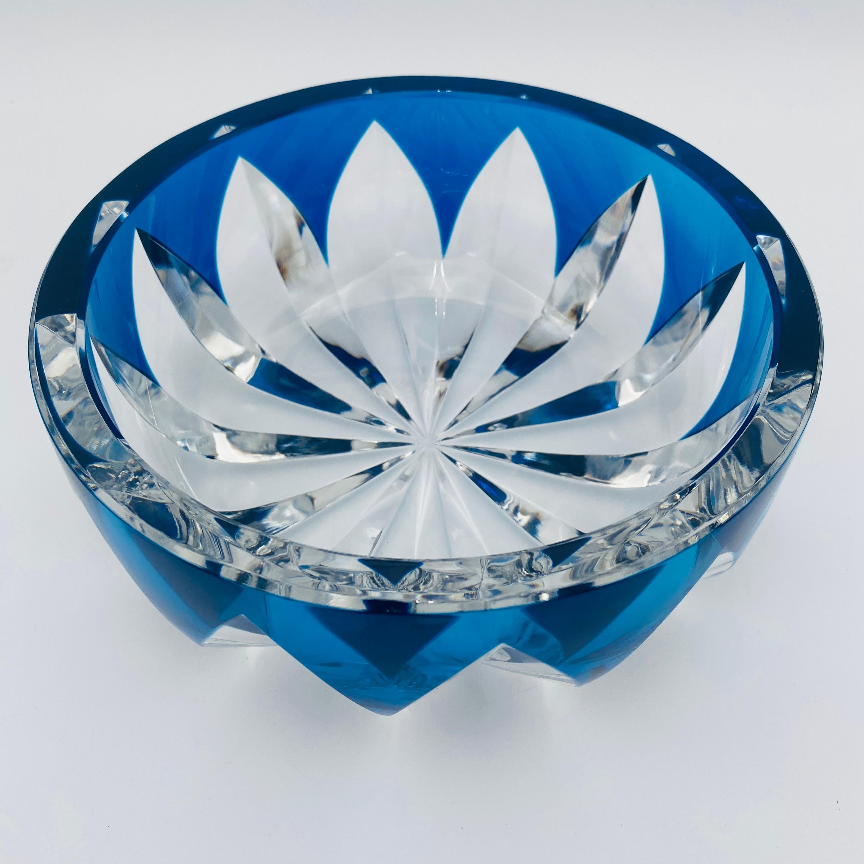 Si tratta di una grande ciotola da centrotavola in vetro Saint Louis France Cristal, realizzata in Francia intorno agli anni Cinquanta. Splendida coppa di cristallo blu sfaccettato e tagliato. Firmato sulla base.
