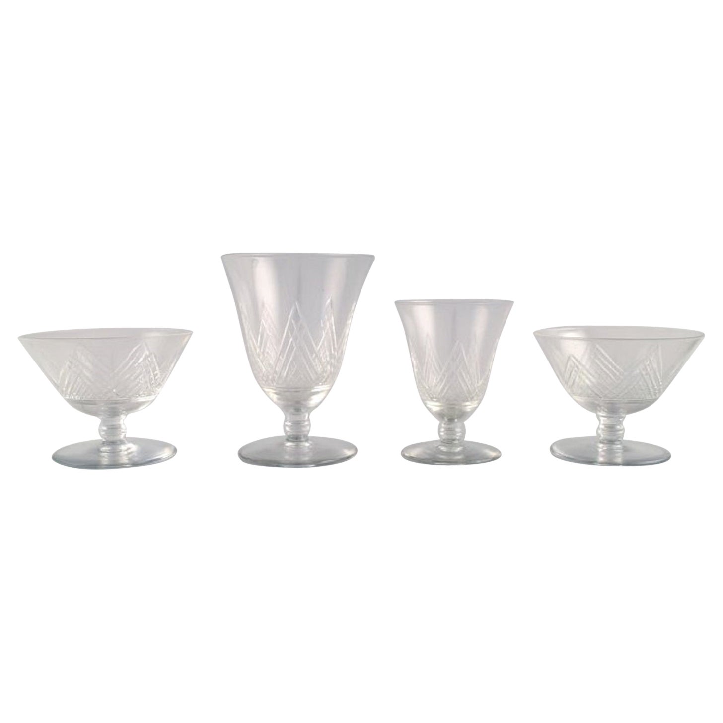 Quatre verres en cristal soufflé à la bouche transparent de Saint-Louis, France, années 1930