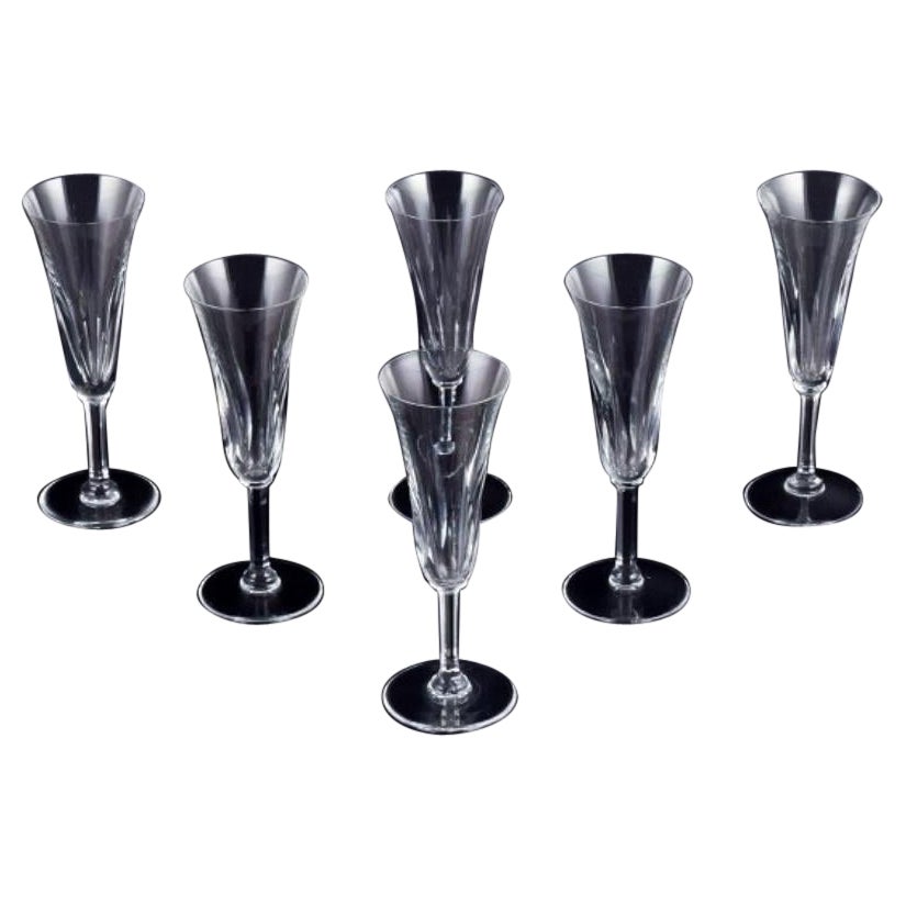 Saint Louis, France. Ensemble de six flûtes de champagne en verre de cristal taillé.
