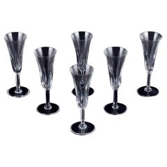 Saint Louis, France. Ensemble de six flûtes de champagne en verre de cristal taillé.