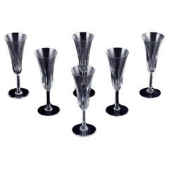 Ensemble de six flûtes de champagne en verre de cristal taillé, de Saint Louis, France. 
