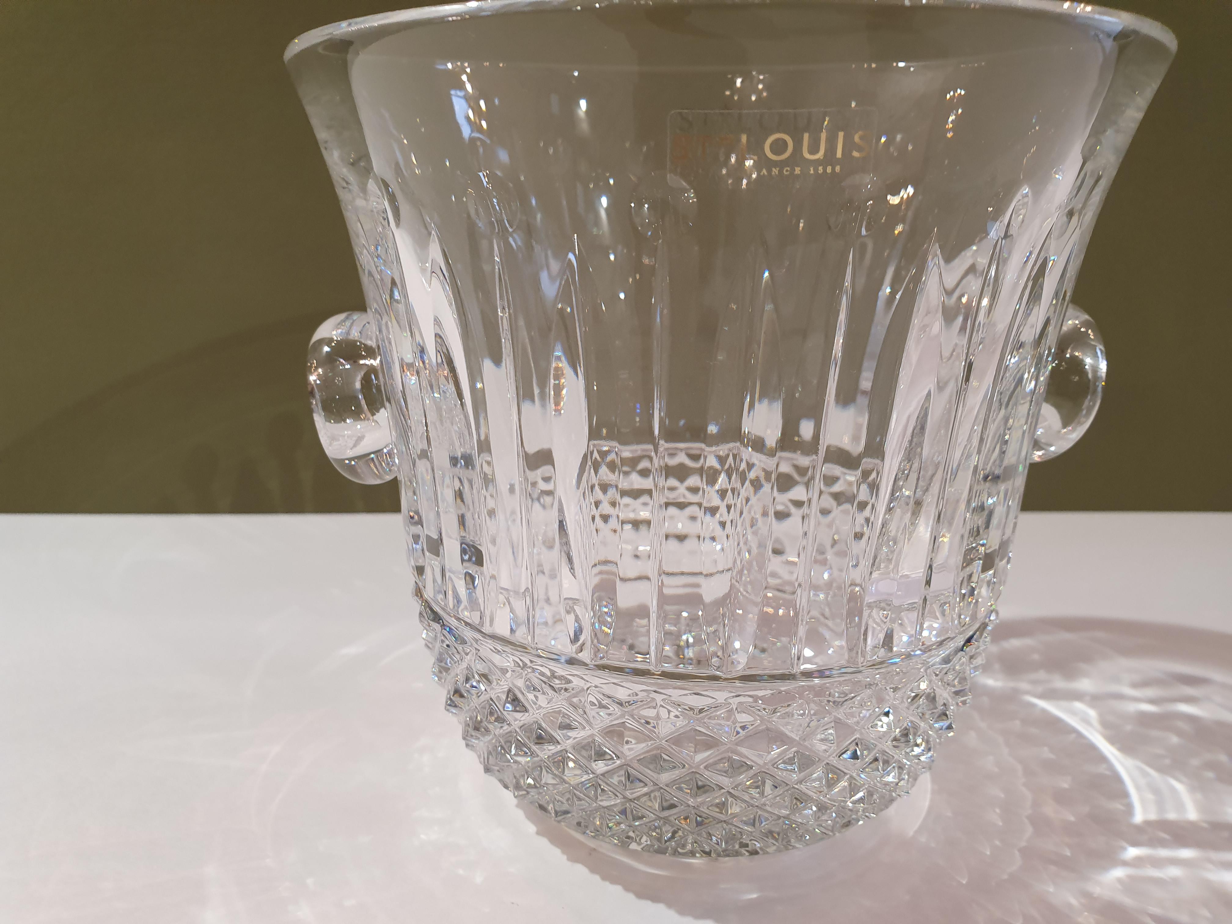 A magnificent ice bucket. From its star shaped base to the sparkling glints of the diamond, bevel, pearl and rim cuts, Tommy stands as a timeless collection since 1928. Its straight lines have afforded elegance to the most refined interiors, all the