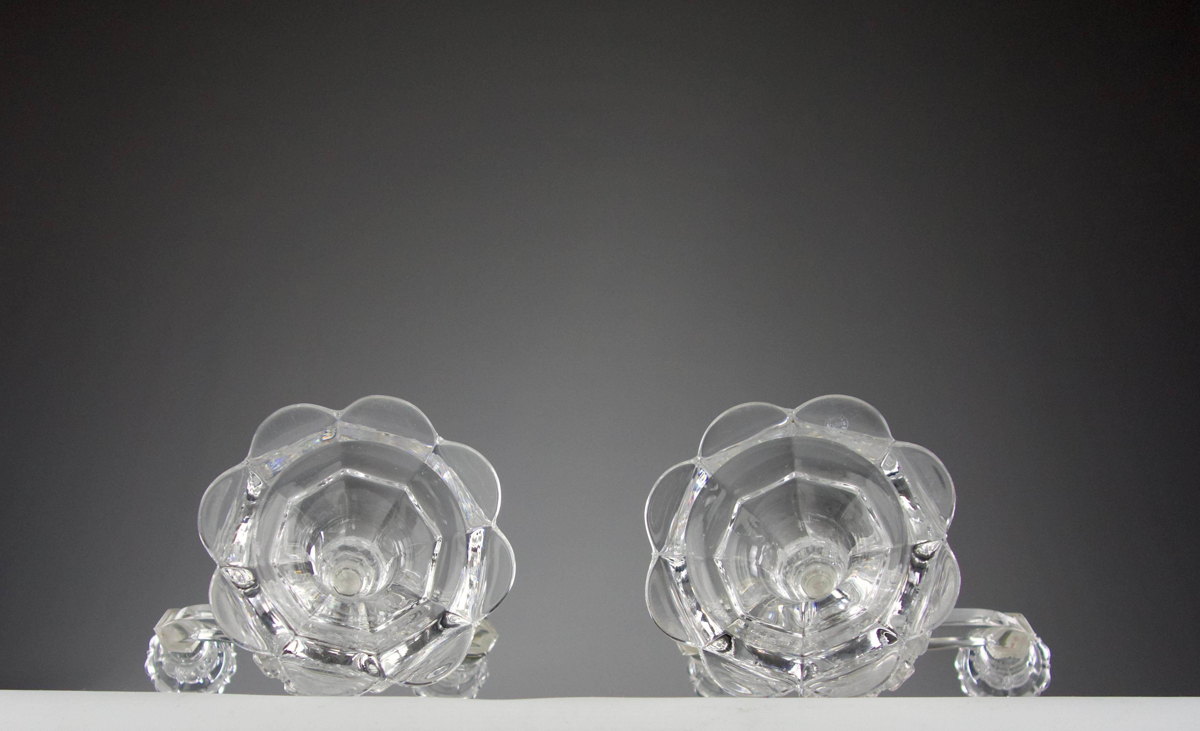 Manufacture Saint Louis, Paire de candélabres en cristal, France années 1950 en vente 3