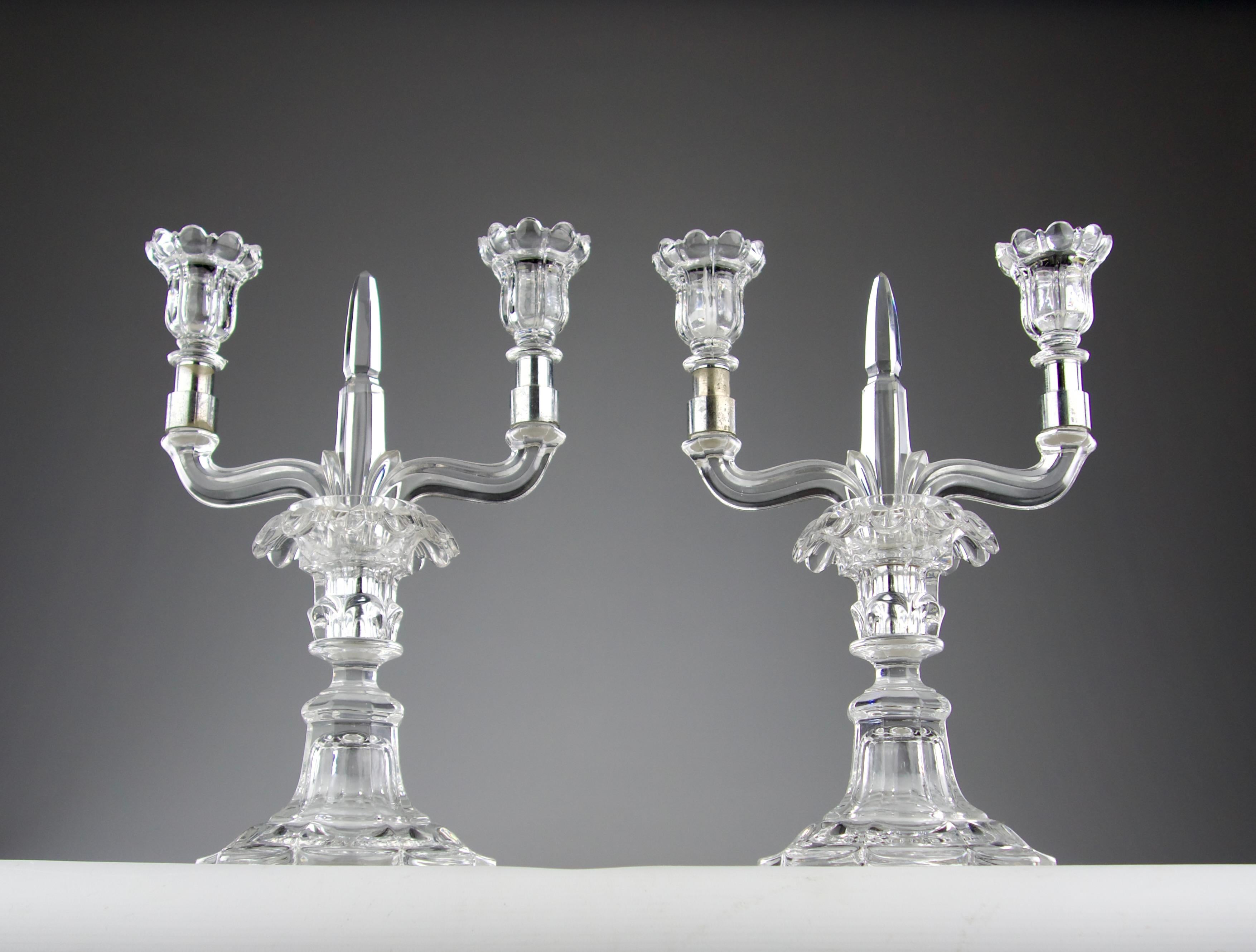 Belle paire de candélabres en cristal de Saint-Louis des années 1950.

Excellent état.

Dimensions en cm ( H x L x l ) : 31 x 22,5 x 14