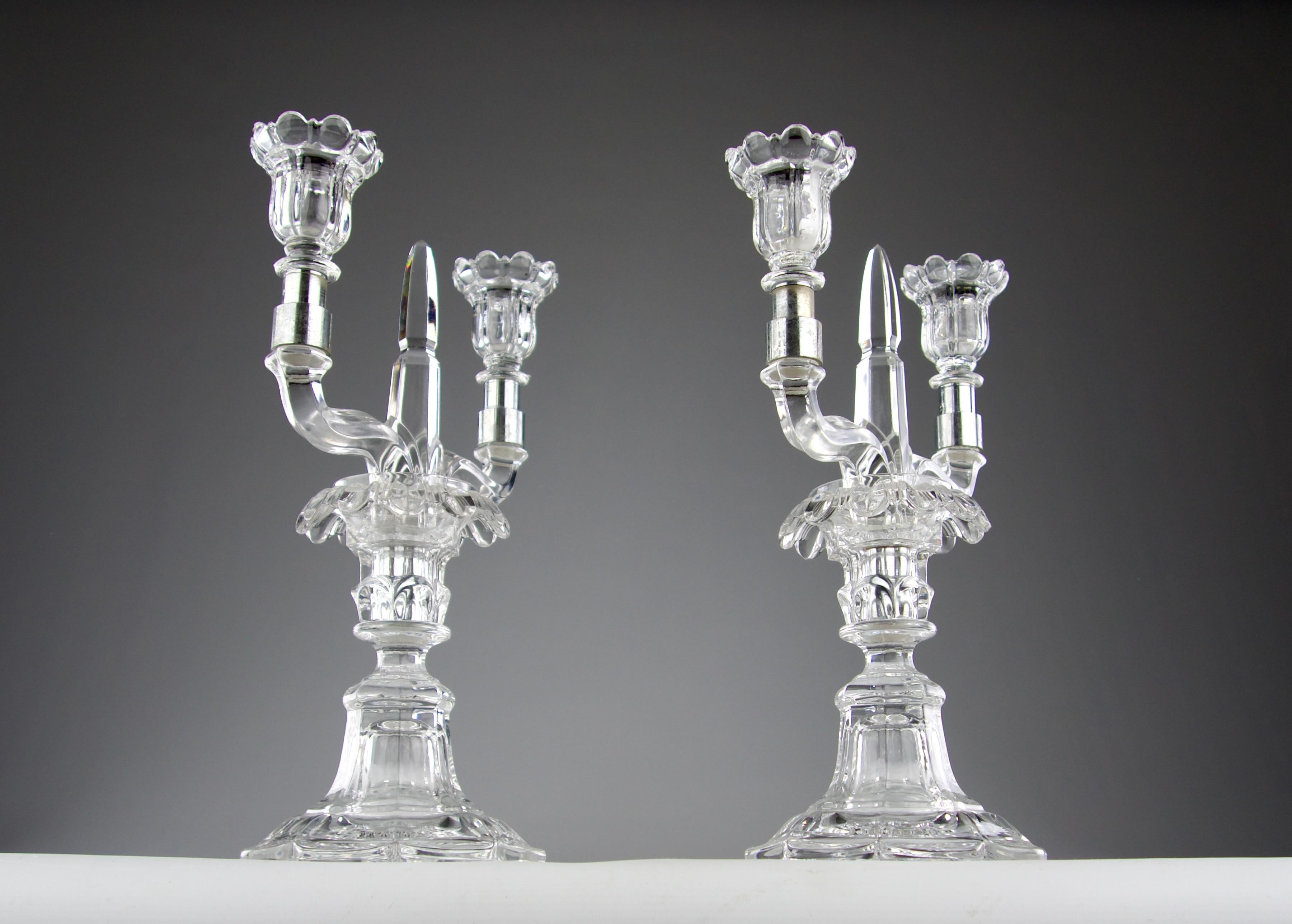 Renaissance Manufacture Saint Louis, Paire de candélabres en cristal, France années 1950 en vente