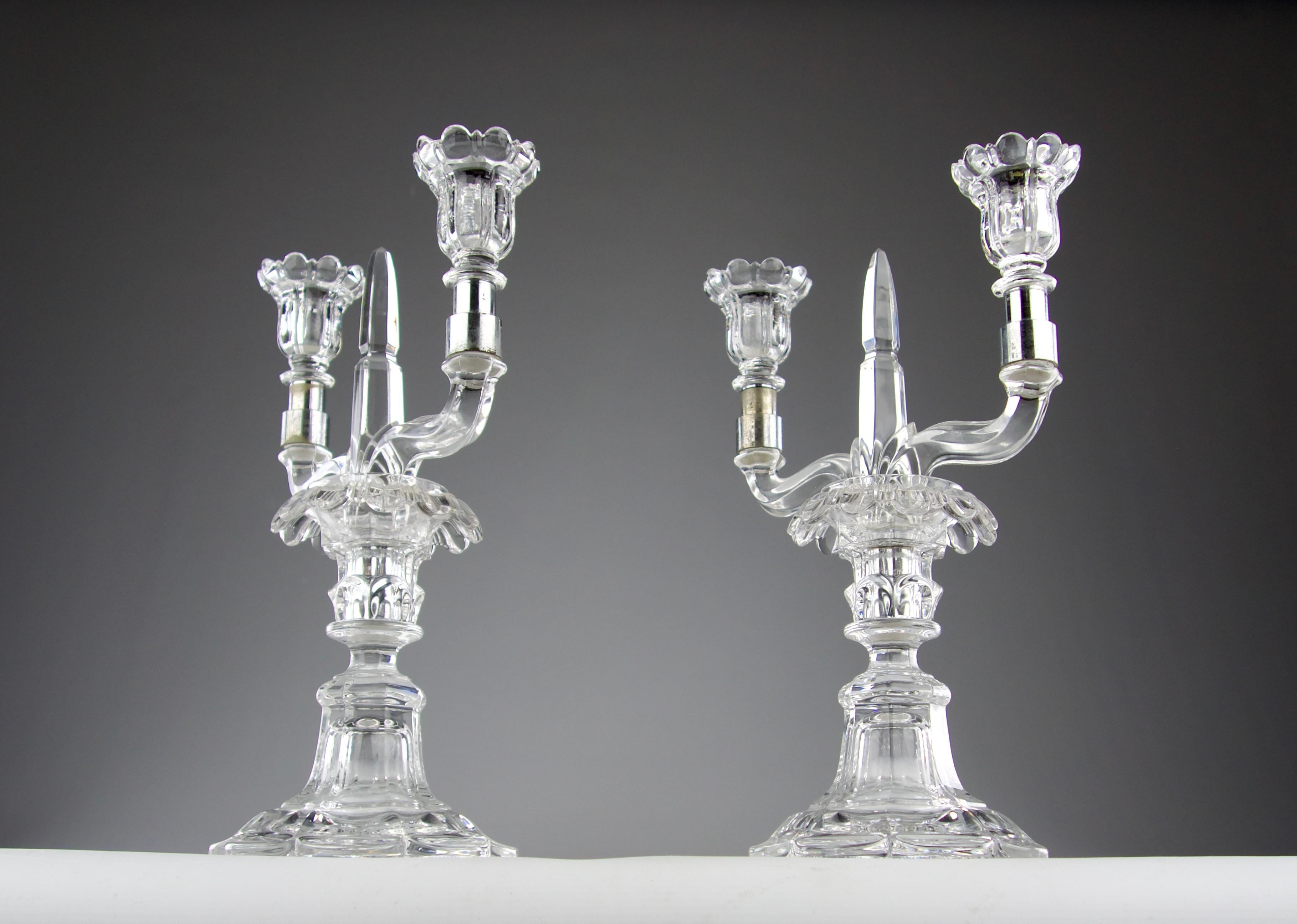 Français Manufacture Saint Louis, Paire de candélabres en cristal, France années 1950 en vente