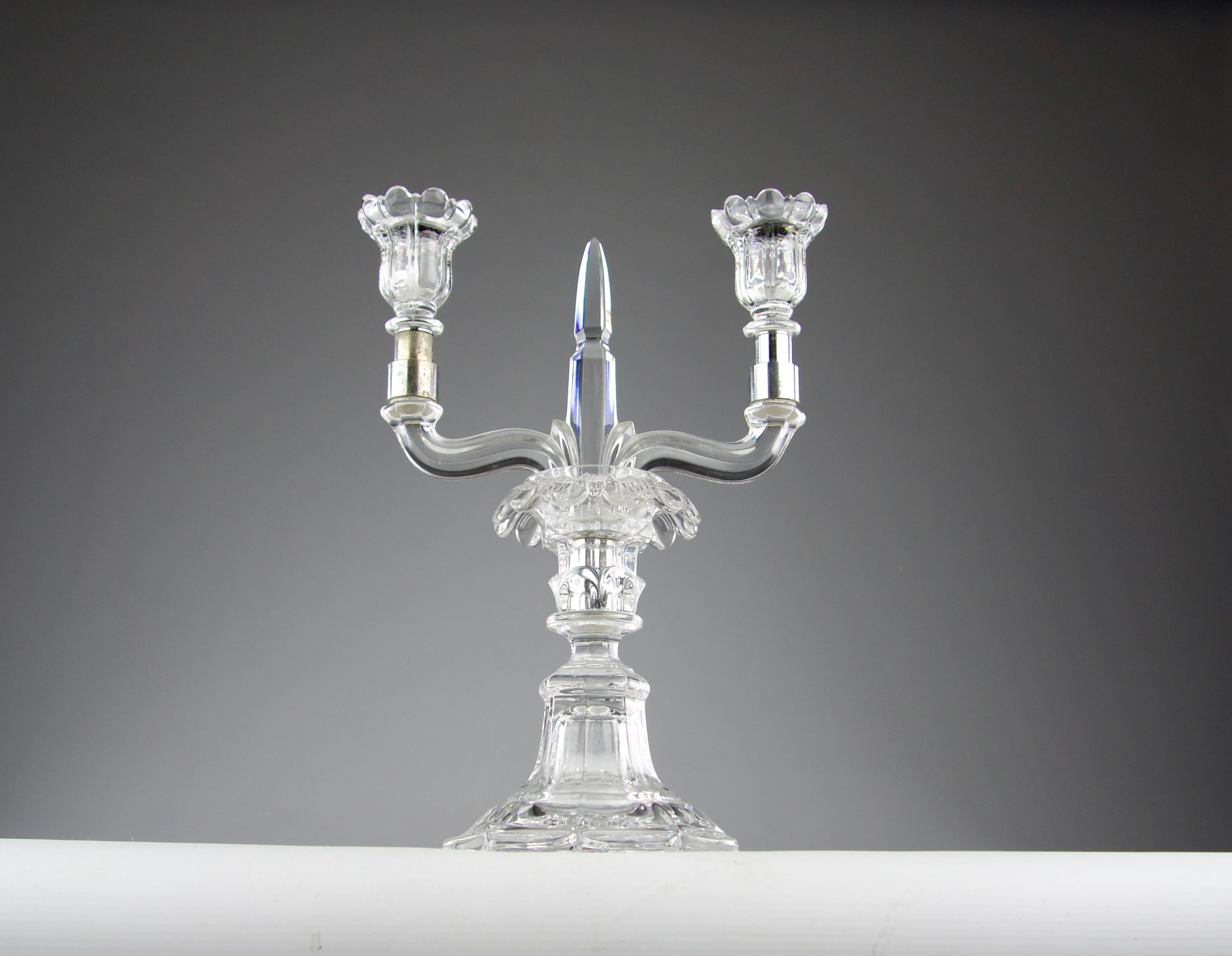 Manufacture Saint Louis, Paire de candélabres en cristal, France années 1950 Bon état - En vente à PARIS, FR