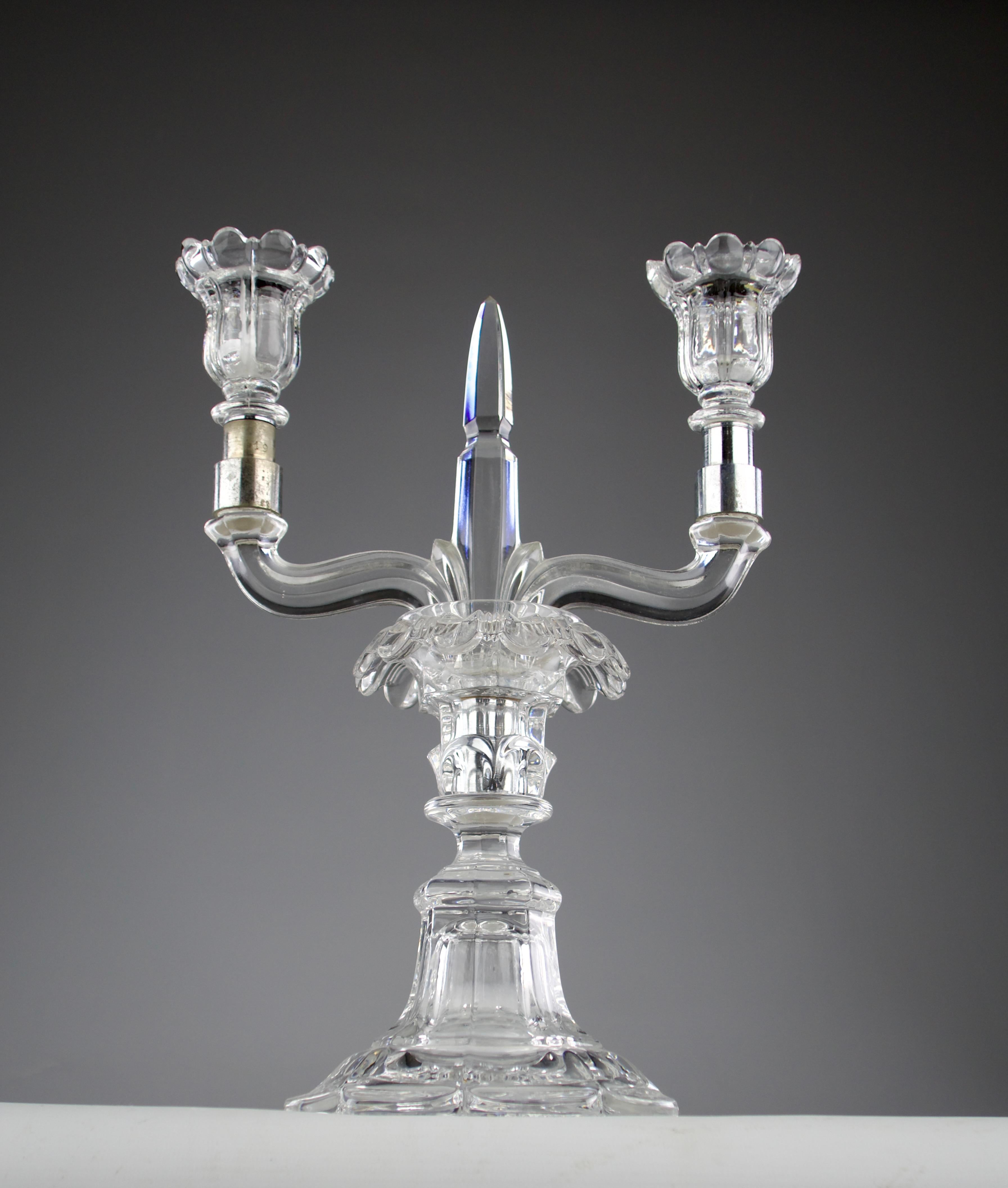 Milieu du XXe siècle Manufacture Saint Louis, Paire de candélabres en cristal, France années 1950 en vente