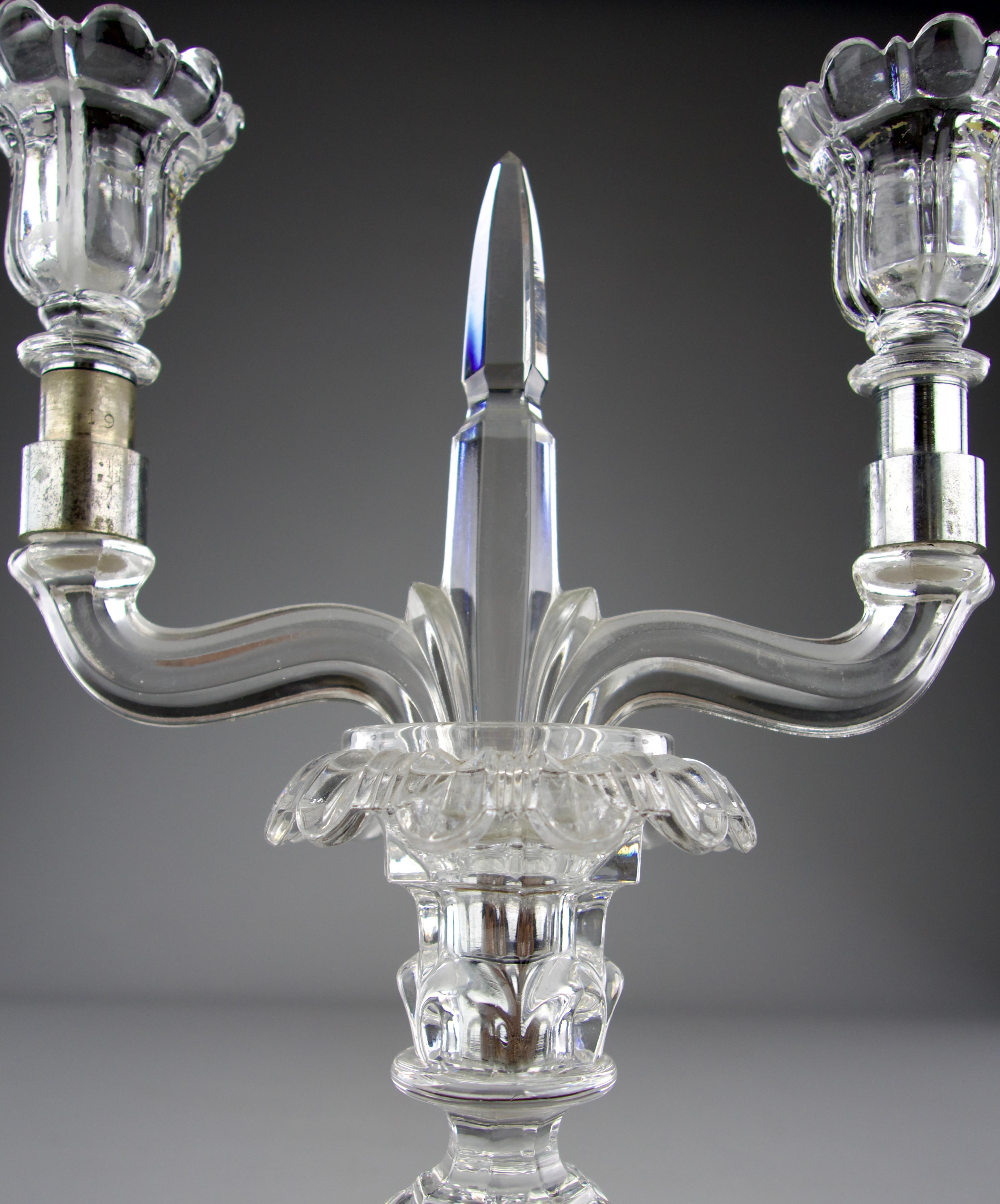 Manufacture Saint Louis, Paire de candélabres en cristal, France années 1950 en vente 1