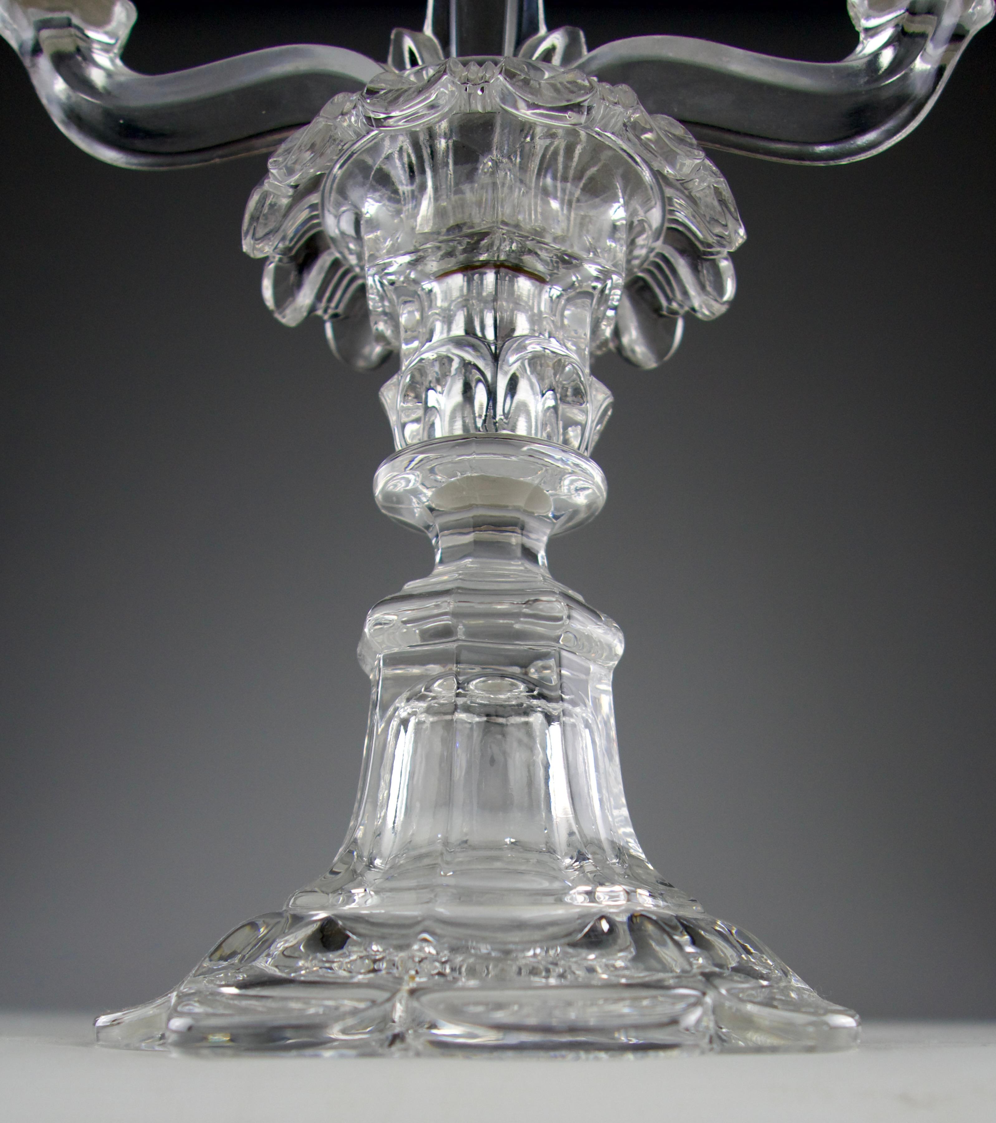 Manufacture Saint Louis, Paire de candélabres en cristal, France années 1950 en vente 2