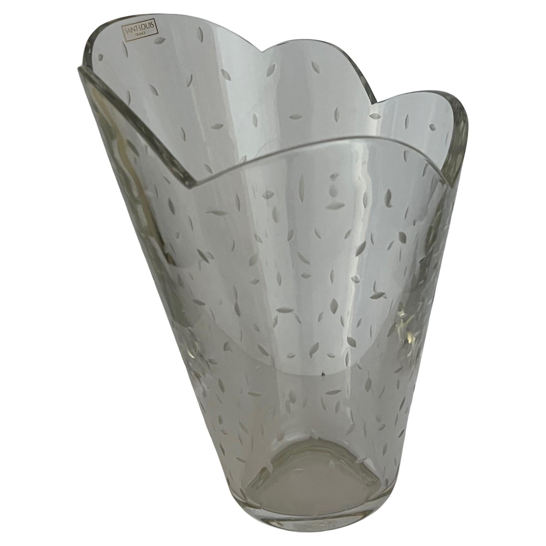 Saint-Louis Mouth Blown and Hand Cut, Scalloped Top Vase en venta