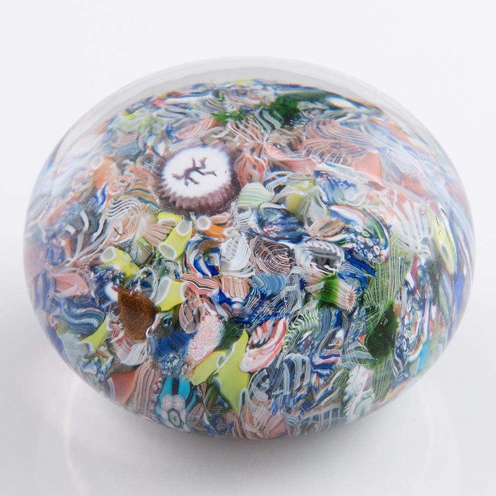 Überschrift : Saint Louis Briefbeschwerer Gridel Devil Millefiori Scramble  c1850
Datum : um 1850
Herkunft: Saint Louis, Frankreich
Merkmale der Schale : Großer Briefbeschwerer mit zentralem Teufelsgridel, umgeben von Windungen und
