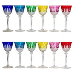 Ensemble de 12 verres en cristal coloré gravé Roemer Tommy de Saint Louis