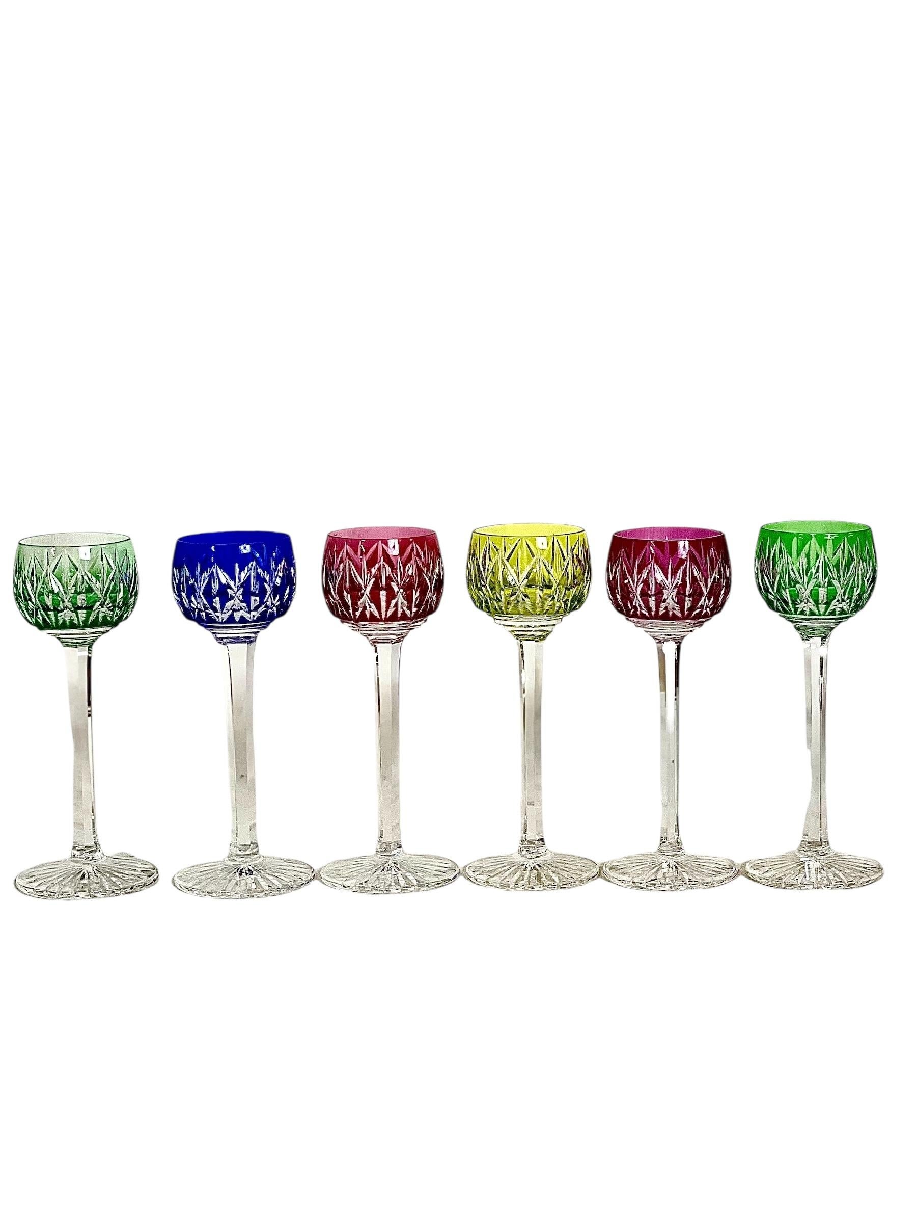 Saint Louis Set aus sechs farbigen Likörgläsern aus Kristall (Französisch) im Angebot