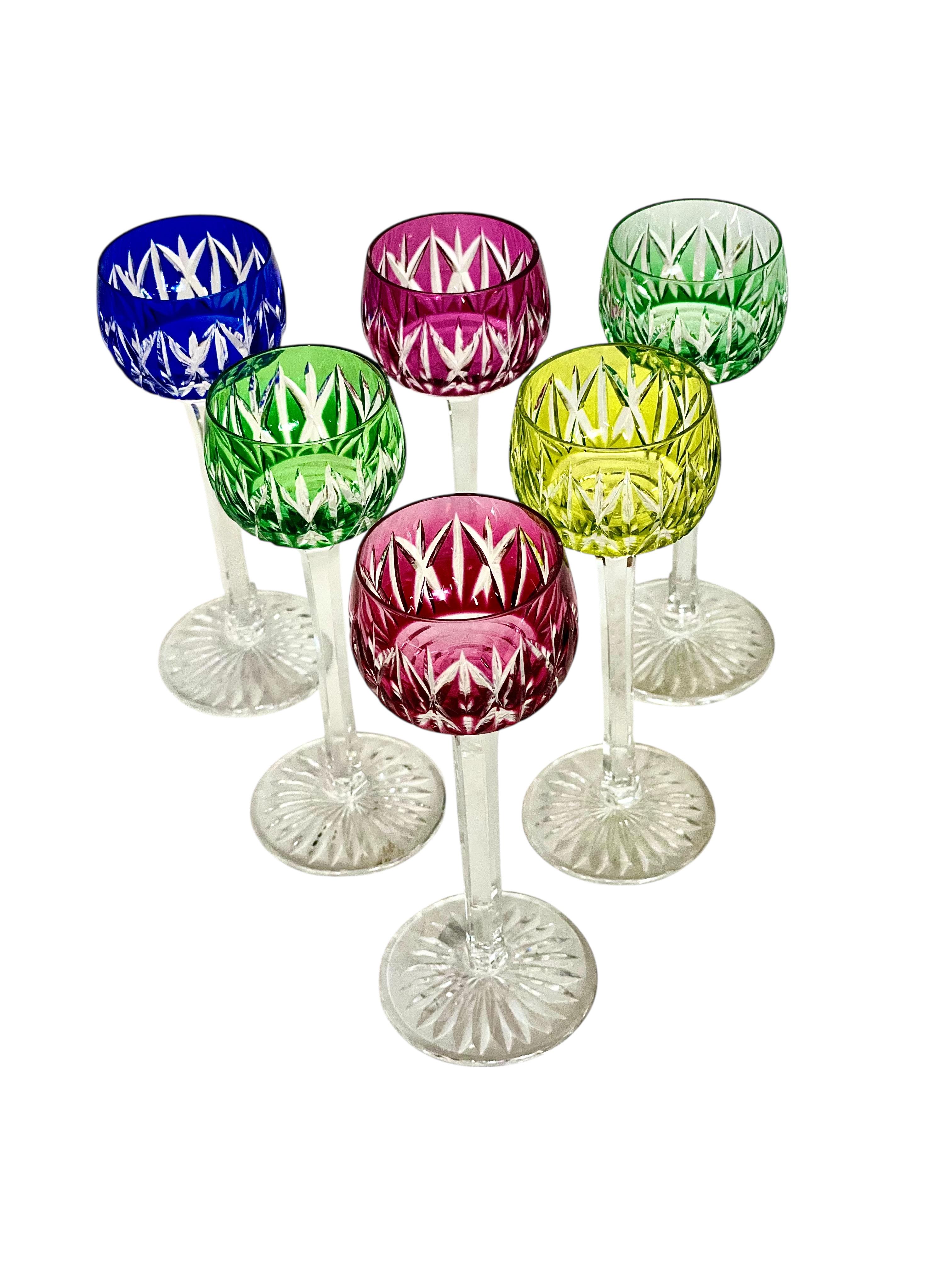Saint Louis Set aus sechs farbigen Likörgläsern aus Kristall (20. Jahrhundert) im Angebot
