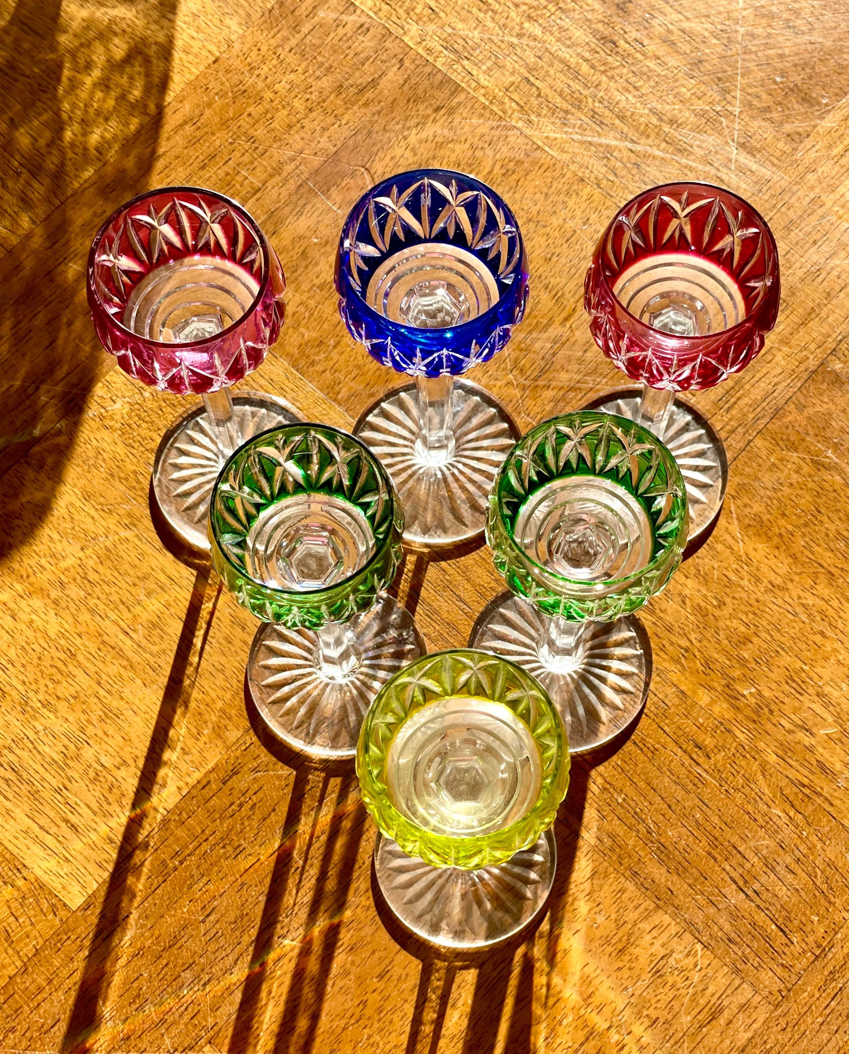 Saint Louis Set aus sechs farbigen Likörgläsern aus Kristall im Angebot 1