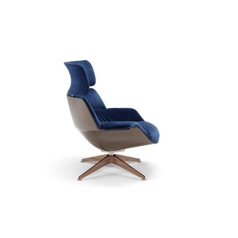 Coach is a comfortable and generous armchair, featuring soft and enveloping lines. The shell in made of a linen composite that embraces the seat and wide backrest. This can be upholstered in leather or fabric to give the maximum comfort. The base is